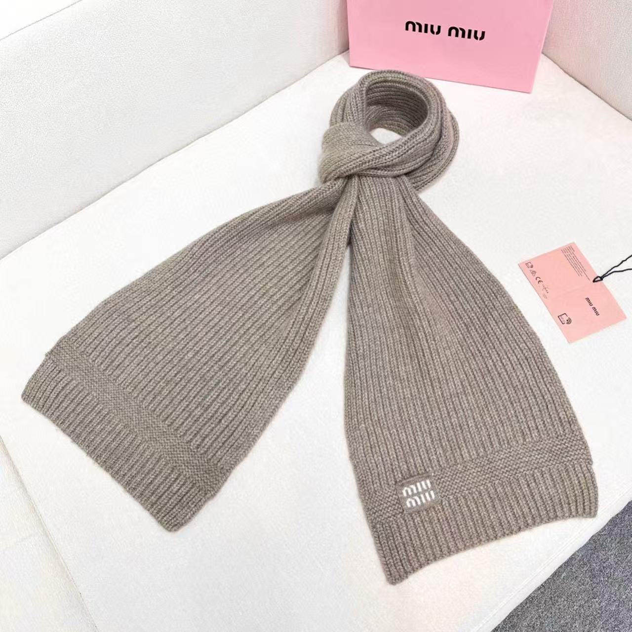 miumiu男女同款 又保暖又有质感的羊绒围巾，温暖一整个冬天，毛茸茸的好温暖，秋冬氛围感拉满，高级又好