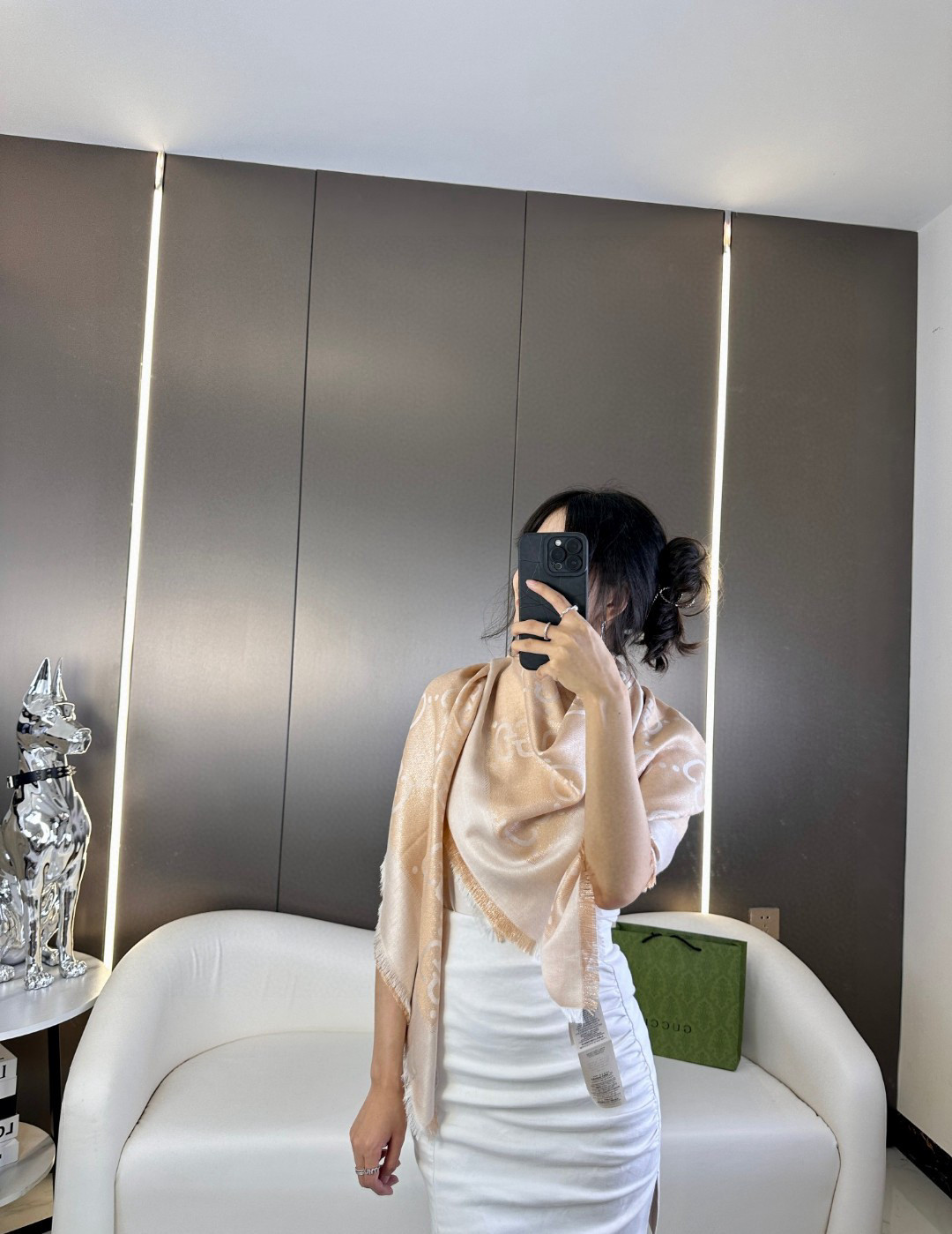 💰358 💕G家【GG金线提花披肩140】方巾，璀璨至极，女神必备的，实物真的美得太闪耀了，品质极好‼️款式经典，大方时髦，不过时，随便什么时候拿出来戴都好看。Gucci这款限量经典元素镶嵌金丝的新款披肩真的超重磅❣️高端围巾提升气质的时尚力量，在我们的穿衣打扮当中，成为了整体造型加分的助力❗️这种的美可以让人一瞬间气质脱胎换骨❗️100%丝绒+金丝线❗️手感柔软丝滑有份量❤️超级好看的一个款！正反面都是精彩，真的随意造型，尺寸：140*140cm的尺寸非常好驾驭，一年四季真的不要太好搭哦~因为真的很好围😀5色都绝美