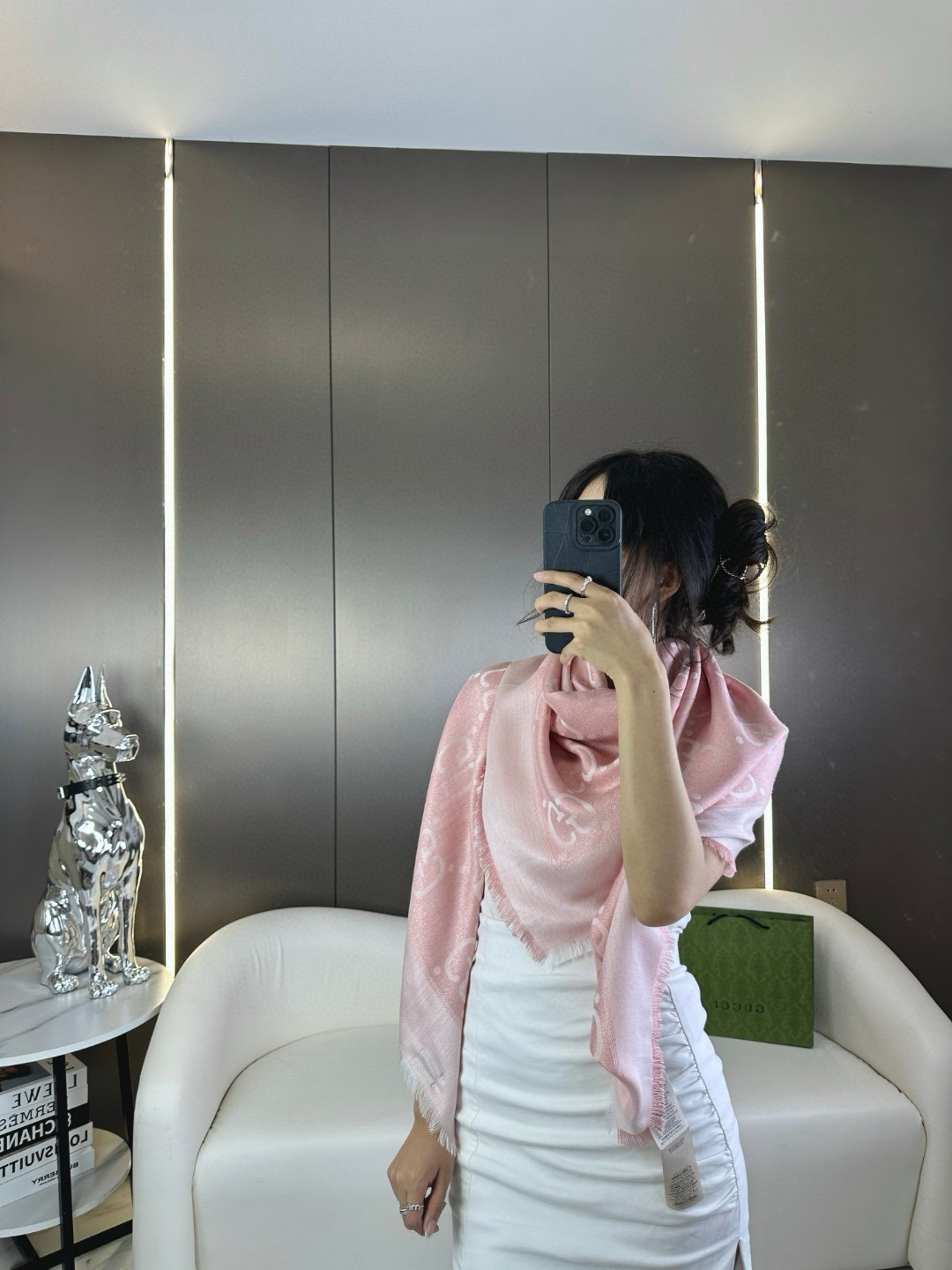 💰358 💕G家【GG金线提花披肩140】方巾，璀璨至极，女神必备的，实物真的美得太闪耀了，品质极好‼️款式经典，大方时髦，不过时，随便什么时候拿出来戴都好看。Gucci这款限量经典元素镶嵌金丝的新款披肩真的超重磅❣️高端围巾提升气质的时尚力量，在我们的穿衣打扮当中，成为了整体造型加分的助力❗️这种的美可以让人一瞬间气质脱胎换骨❗️100%丝绒+金丝线❗️手感柔软丝滑有份量❤️超级好看的一个款！正反面都是精彩，真的随意造型，尺寸：140*140cm的尺寸非常好驾驭，一年四季真的不要太好搭哦~因为真的很好围😀5色都绝美