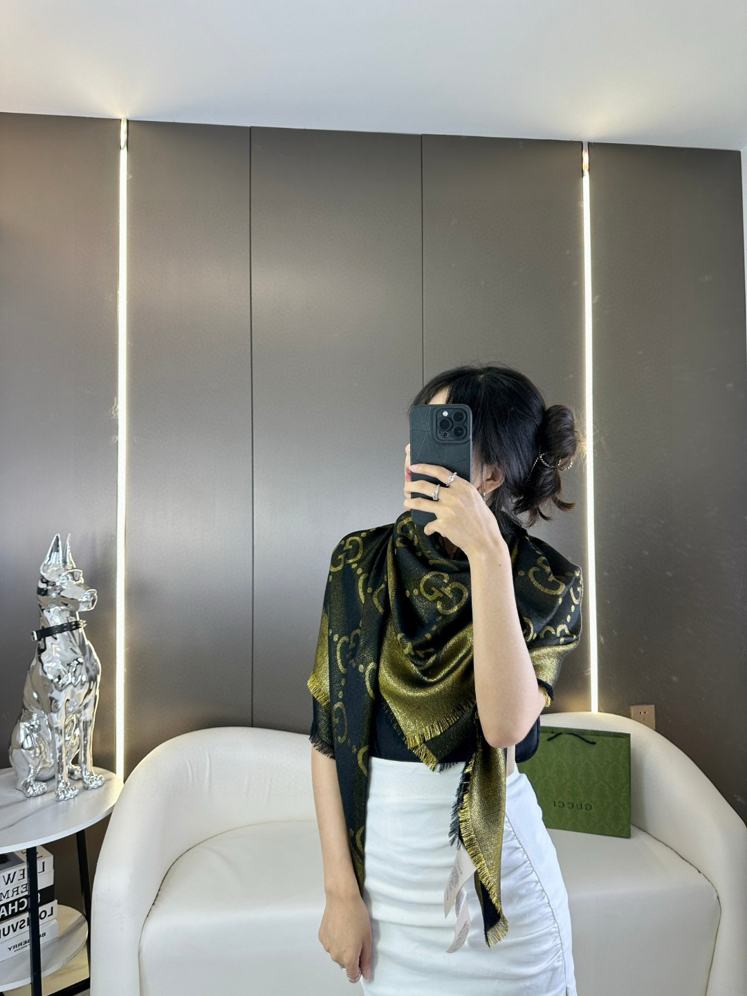 💰358 💕G家【GG金线提花披肩140】方巾，璀璨至极，女神必备的，实物真的美得太闪耀了，品质极好‼️款式经典，大方时髦，不过时，随便什么时候拿出来戴都好看。Gucci这款限量经典元素镶嵌金丝的新款披肩真的超重磅❣️高端围巾提升气质的时尚力量，在我们的穿衣打扮当中，成为了整体造型加分的助力❗️这种的美可以让人一瞬间气质脱胎换骨❗️100%丝绒+金丝线❗️手感柔软丝滑有份量❤️超级好看的一个款！正反面都是精彩，真的随意造型，尺寸：140*140cm的尺寸非常好驾驭，一年四季真的不要太好搭哦~因为真的很好围😀5色都绝美