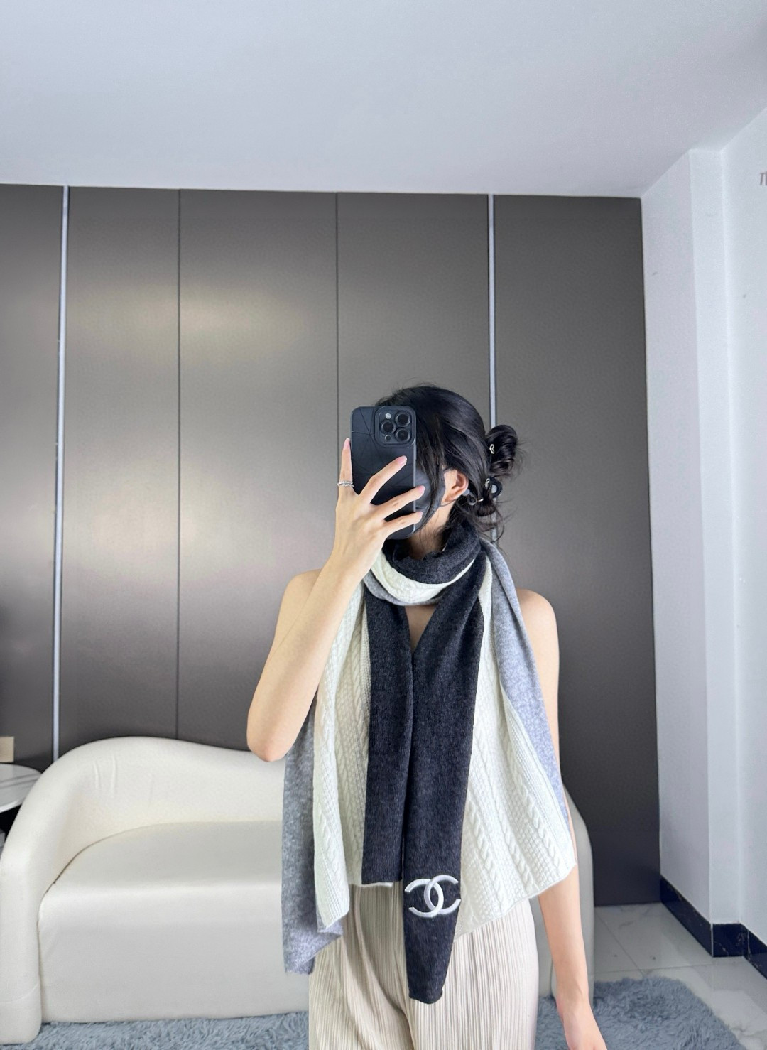 上新！🌾👑香奈儿专柜新款围巾 ‼妥妥的女主风，保暖又时尚，可当围巾，可当披肩！美翻了[流泪]御用殿堂级极
