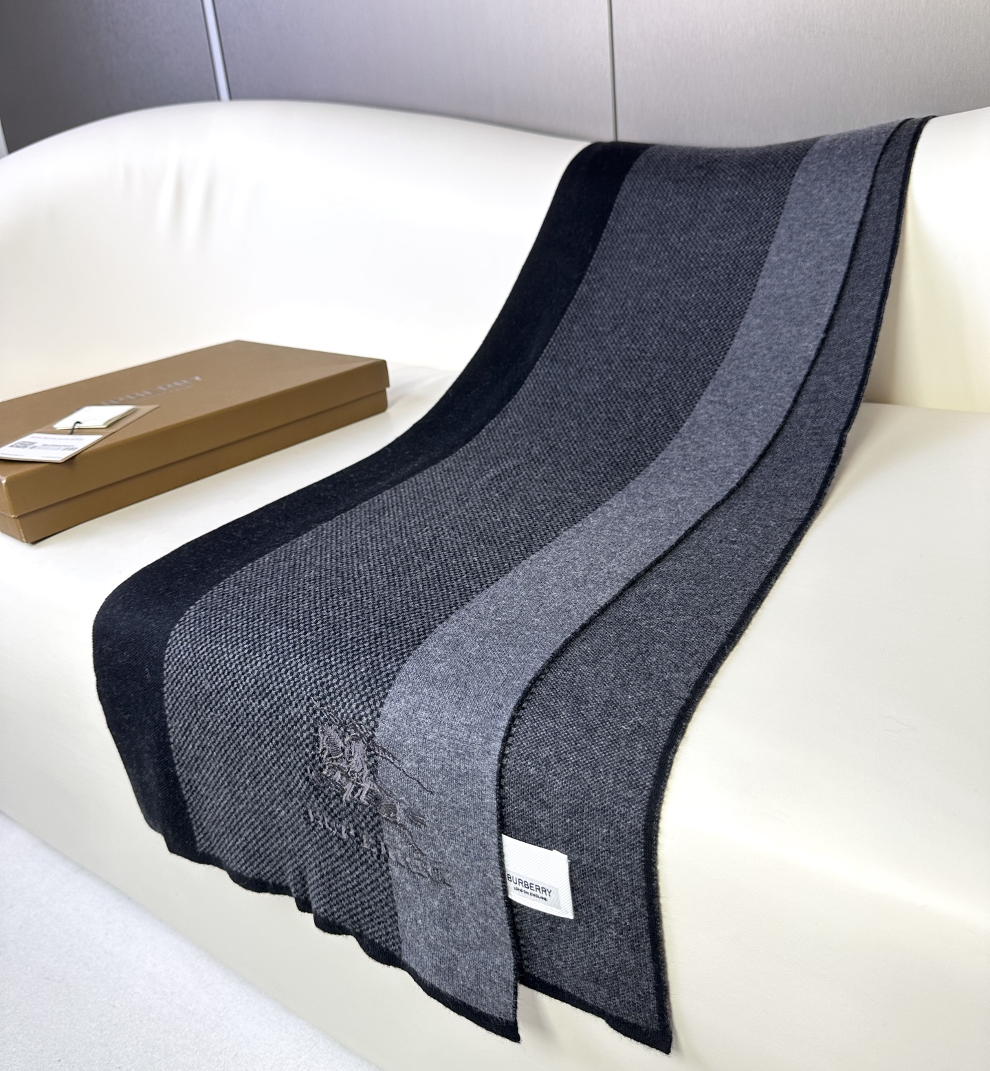 新款到！2025年Burberry爆款上新 高端男士围巾👍【经典战马格纹】独家牛货🐂 具有超高羊绒品质才