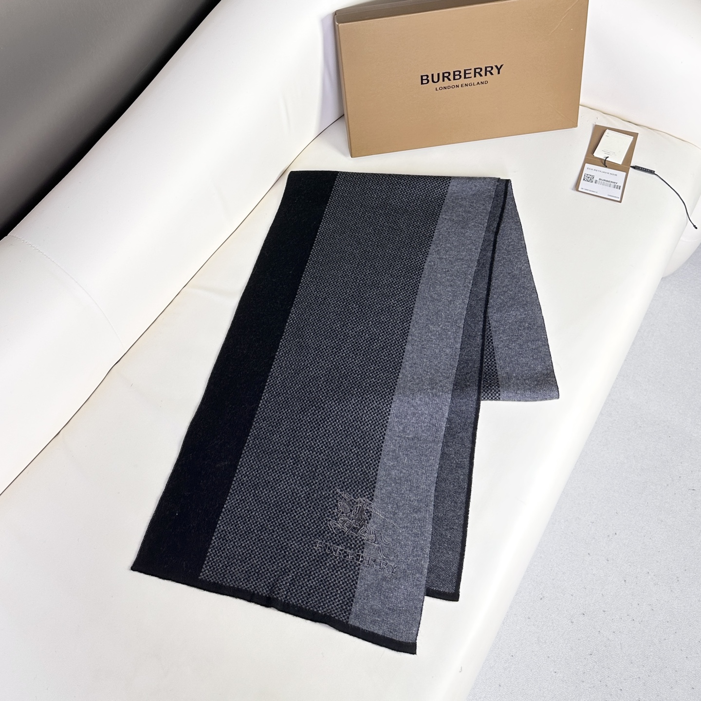 新款到！2025年Burberry爆款上新 高端男士围巾👍【经典战马格纹】独家牛货🐂 具有超高羊绒品质才