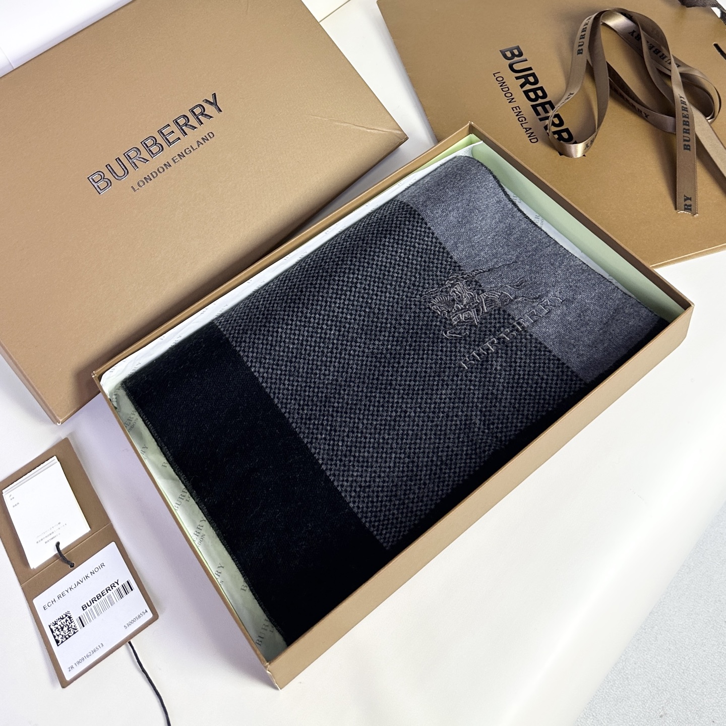 新款到！2025年Burberry爆款上新 高端男士围巾👍【经典战马格纹】独家牛货🐂 具有超高羊绒品质才