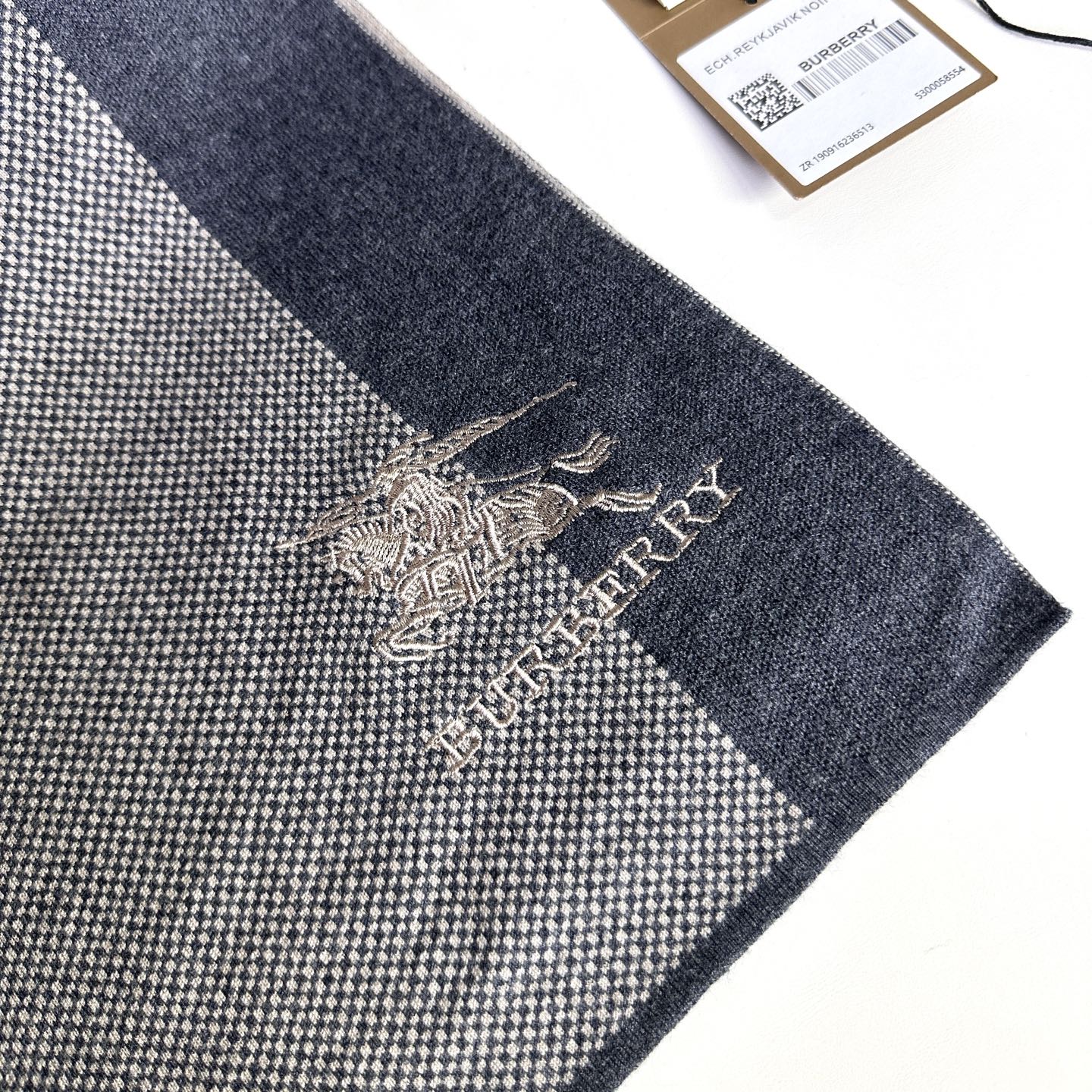 新款到！2025年Burberry爆款上新 高端男士围巾👍【经典战马格纹】独家牛货🐂 具有超高羊绒品质才