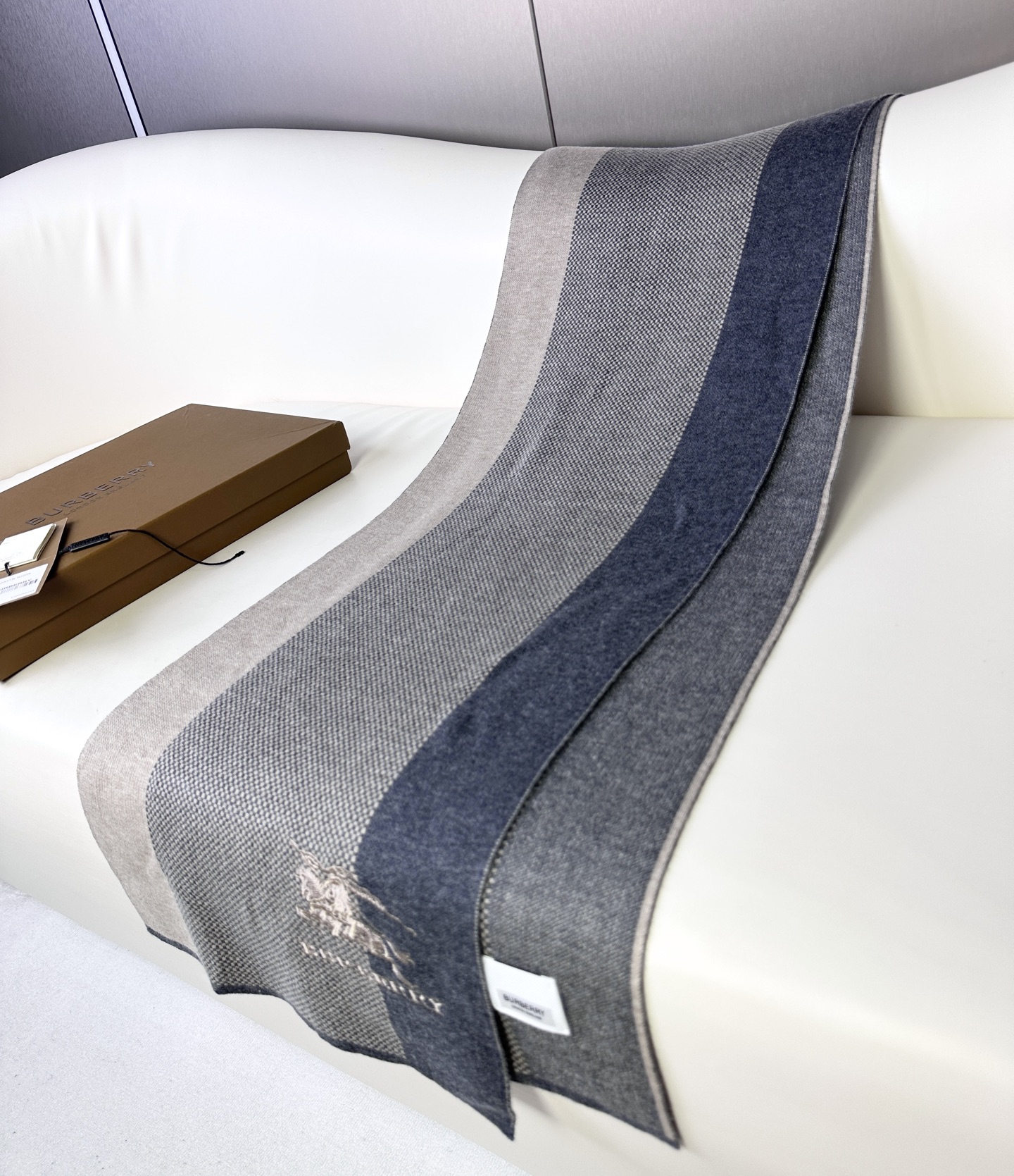 新款到！2025年Burberry爆款上新 高端男士围巾👍【经典战马格纹】独家牛货🐂 具有超高羊绒品质才