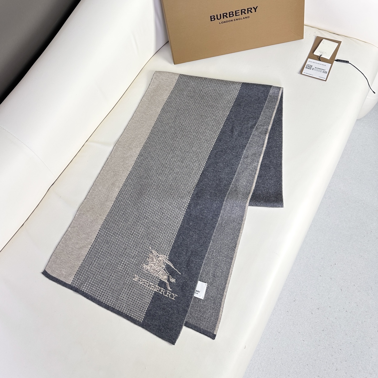 新款到！2025年Burberry爆款上新 高端男士围巾👍【经典战马格纹】独家牛货🐂 具有超高羊绒品质才