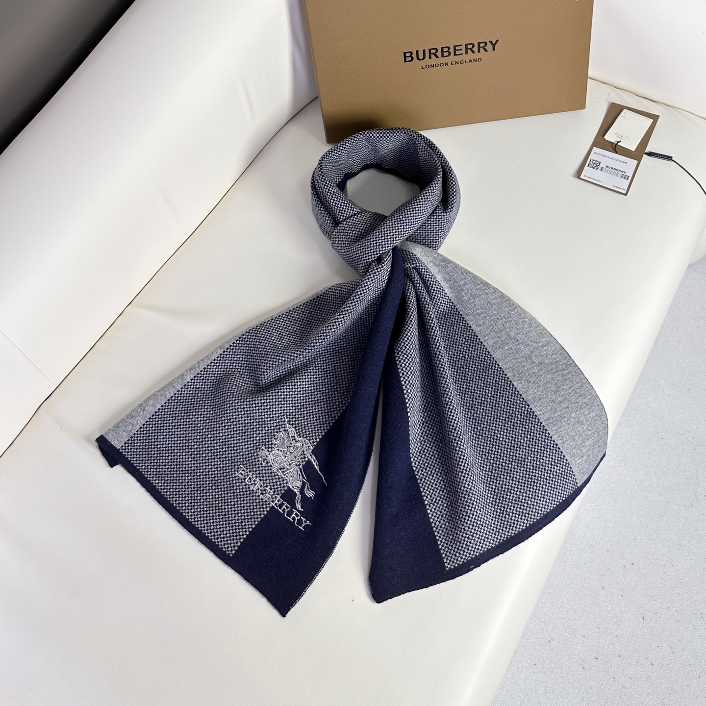 新款到！2025年Burberry爆款上新 高端男士围巾👍【经典战马格纹】独家牛货🐂 具有超高羊绒品质才