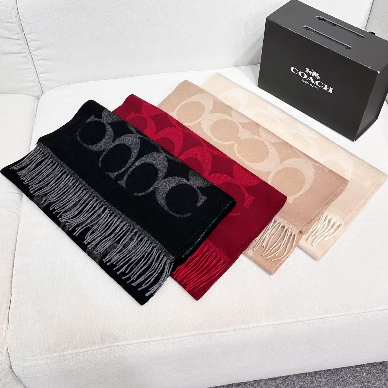 。【COCAH · 蔻驰新款大C字母】专柜都在抢货的节奏 。Coach经典C字母太好看了吧！不仅有颜值还