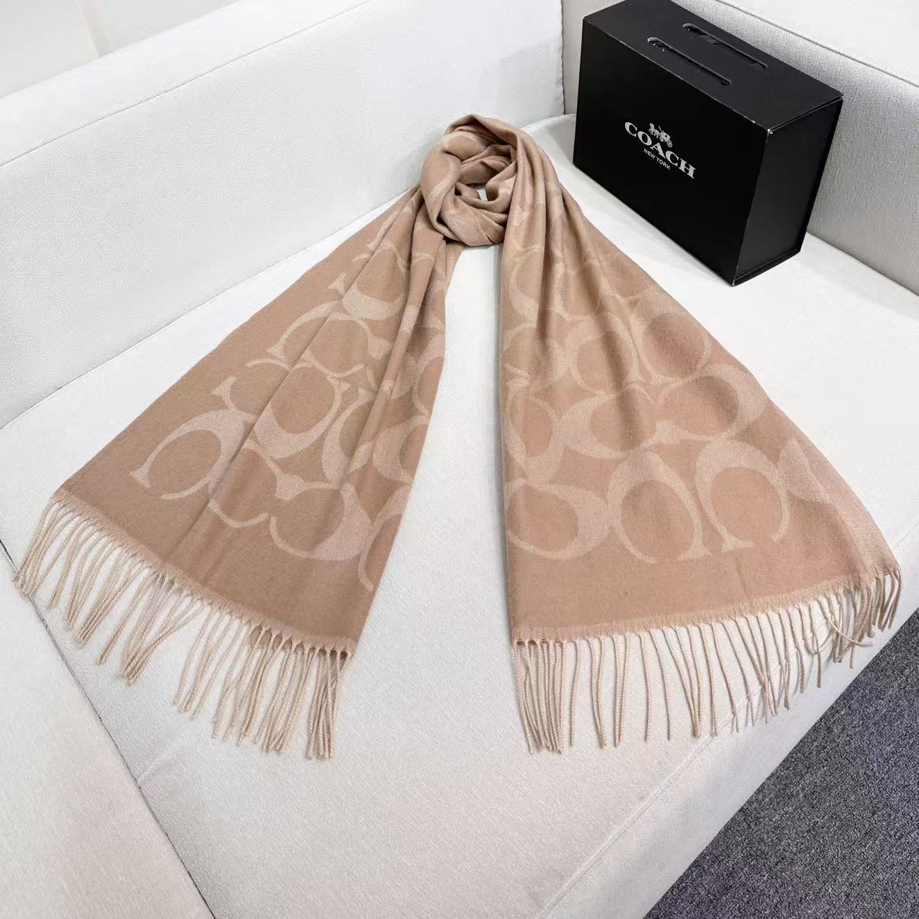 。【COCAH · 蔻驰新款大C字母】专柜都在抢货的节奏 。Coach经典C字母太好看了吧！不仅有颜值还