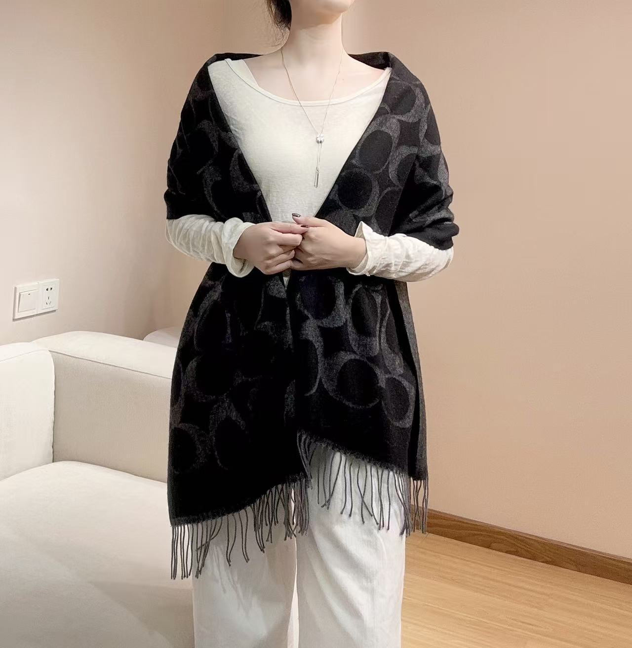 。【COCAH · 蔻驰新款大C字母】专柜都在抢货的节奏 。Coach经典C字母太好看了吧！不仅有颜值还