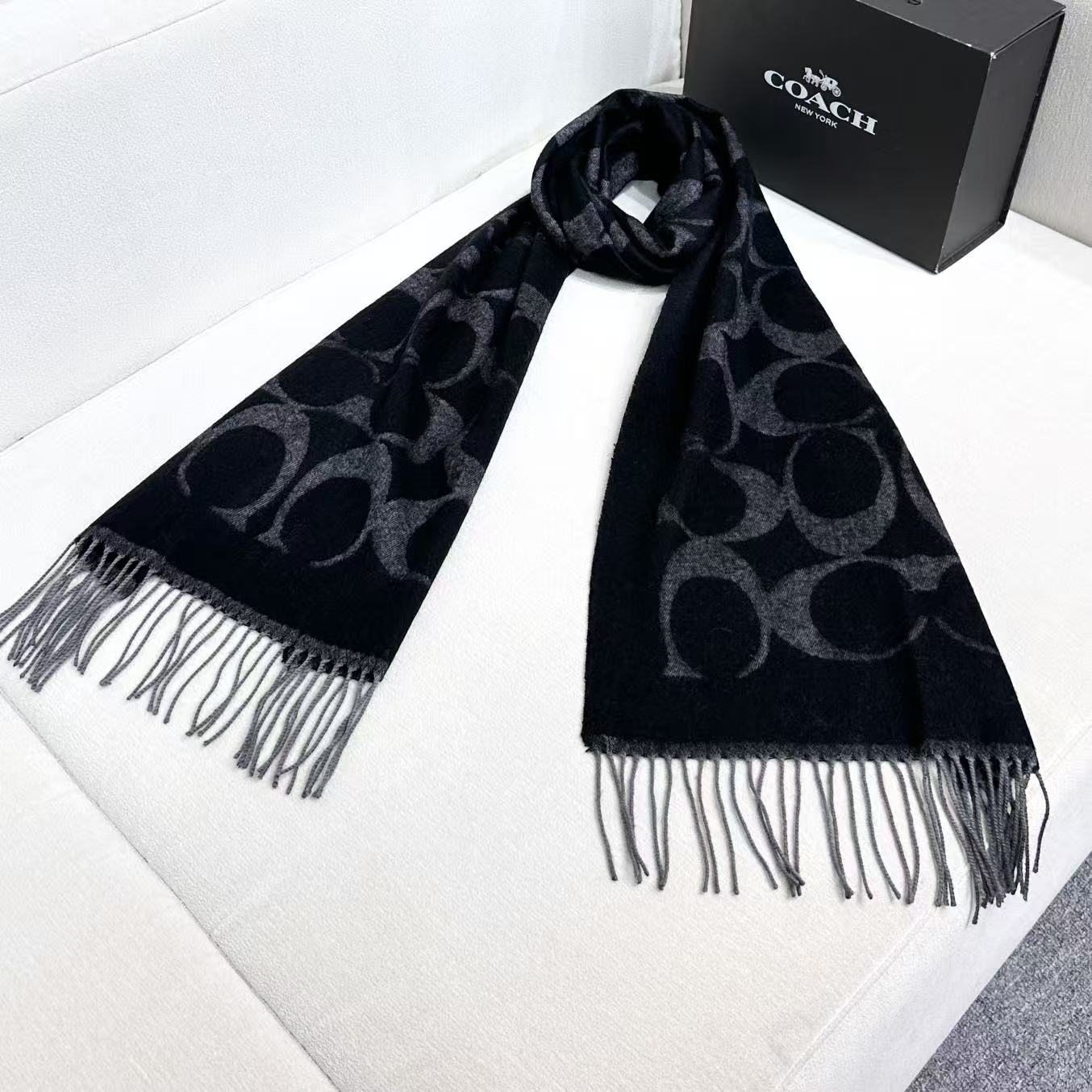 。【COCAH · 蔻驰新款大C字母】专柜都在抢货的节奏 。Coach经典C字母太好看了吧！不仅有颜值还