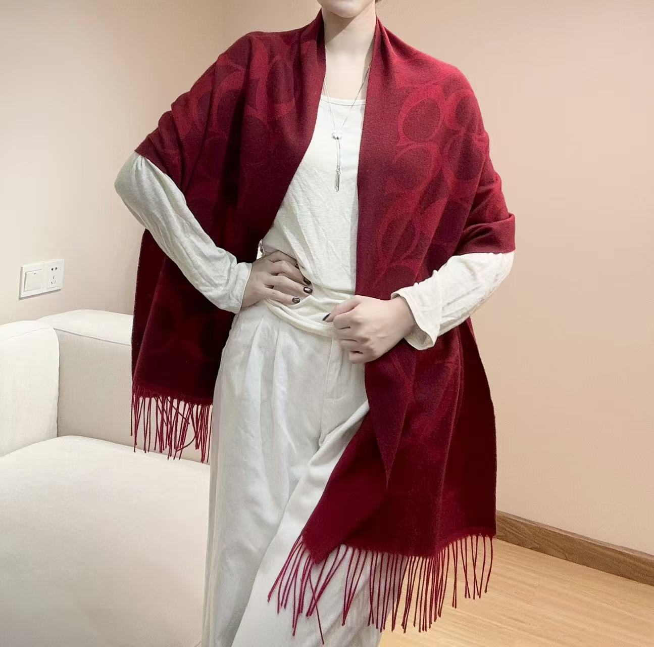 。【COCAH · 蔻驰新款大C字母】专柜都在抢货的节奏 。Coach经典C字母太好看了吧！不仅有颜值还