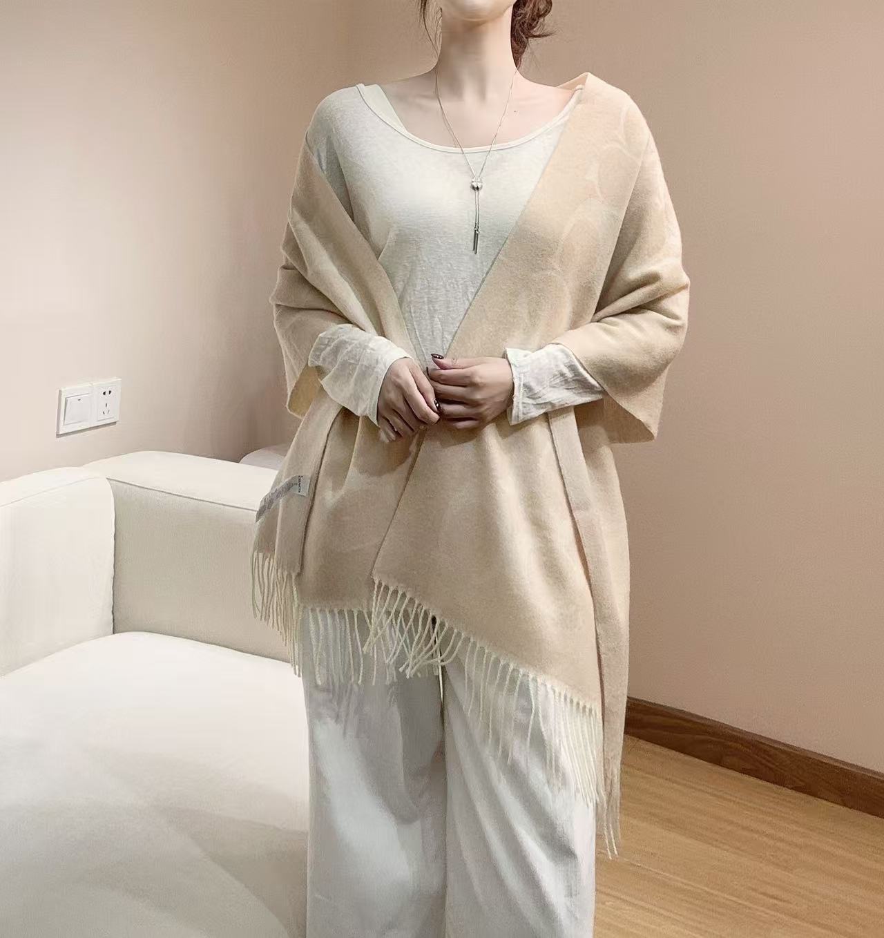 NO:554412,.[COCAH · Coach’s new big C letter] Counters are rushing to buy it. Coach’s classic C letter is so beautiful!  It not only has appearance but also quality, 97 wool + 3 cashmere, it feels super soft and comfortable, the size is 195×53cm, the overall width is okay, it can be regarded as a small shawl. The front and back are made of complementary colors, one side has a dark logo with a light base, and the other side is the opposite color. For autumn and winter scarves, you must go with this four-color high version scarf, high version scarf, coach, coach, shawls19860909.【COCAH · 蔻驰新款大C字母】专柜都在抢货的节奏 .Coach经典C字母太好看了吧！不仅有颜值还有品质,97羊毛+3羊绒,手感超级软糯和舒服,尺寸195×53cm,整体宽度还可以,算是个小披肩.正反面做的互补色,一面是深色logo搭配浅色底,另一面是相反色,秋冬围巾一定要冲这一条四色高版本围巾,高版本围巾,coach,coach,shawls,scarf