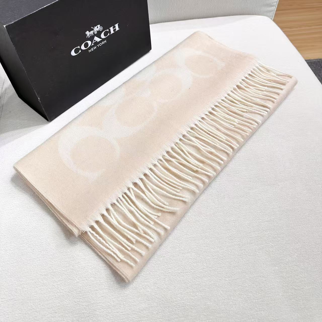 。【COCAH · 蔻驰新款大C字母】专柜都在抢货的节奏 。Coach经典C字母太好看了吧！不仅有颜值还