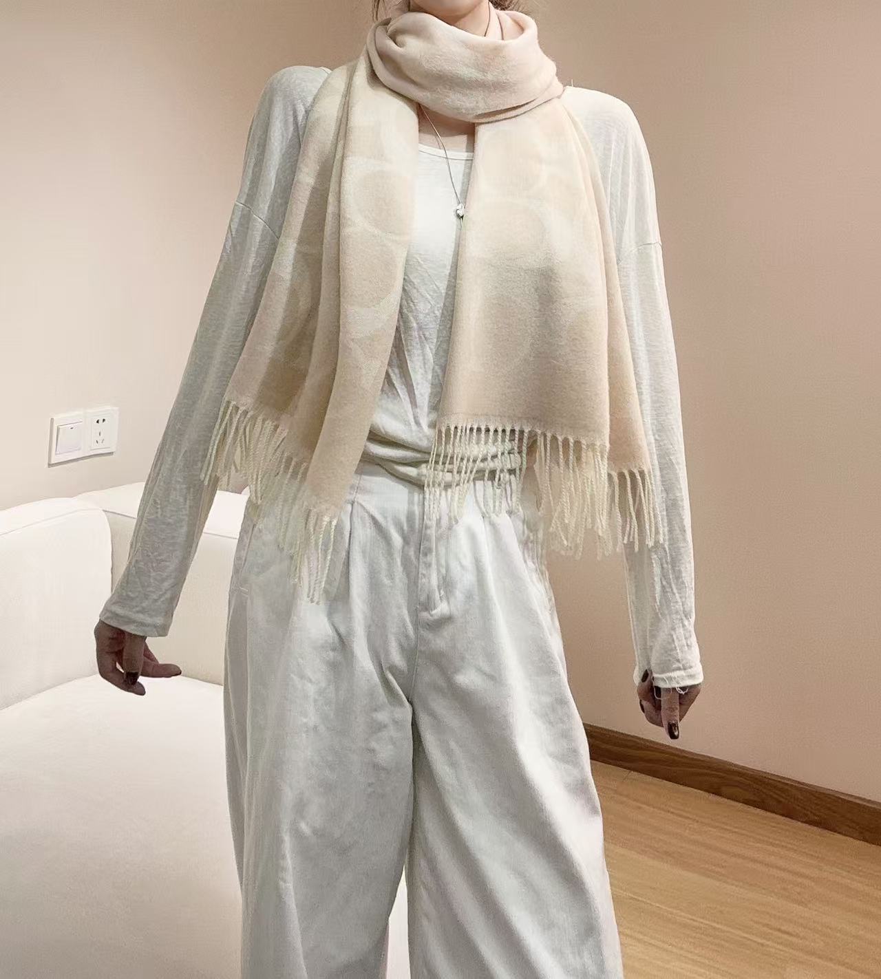 。【COCAH · 蔻驰新款大C字母】专柜都在抢货的节奏 。Coach经典C字母太好看了吧！不仅有颜值还