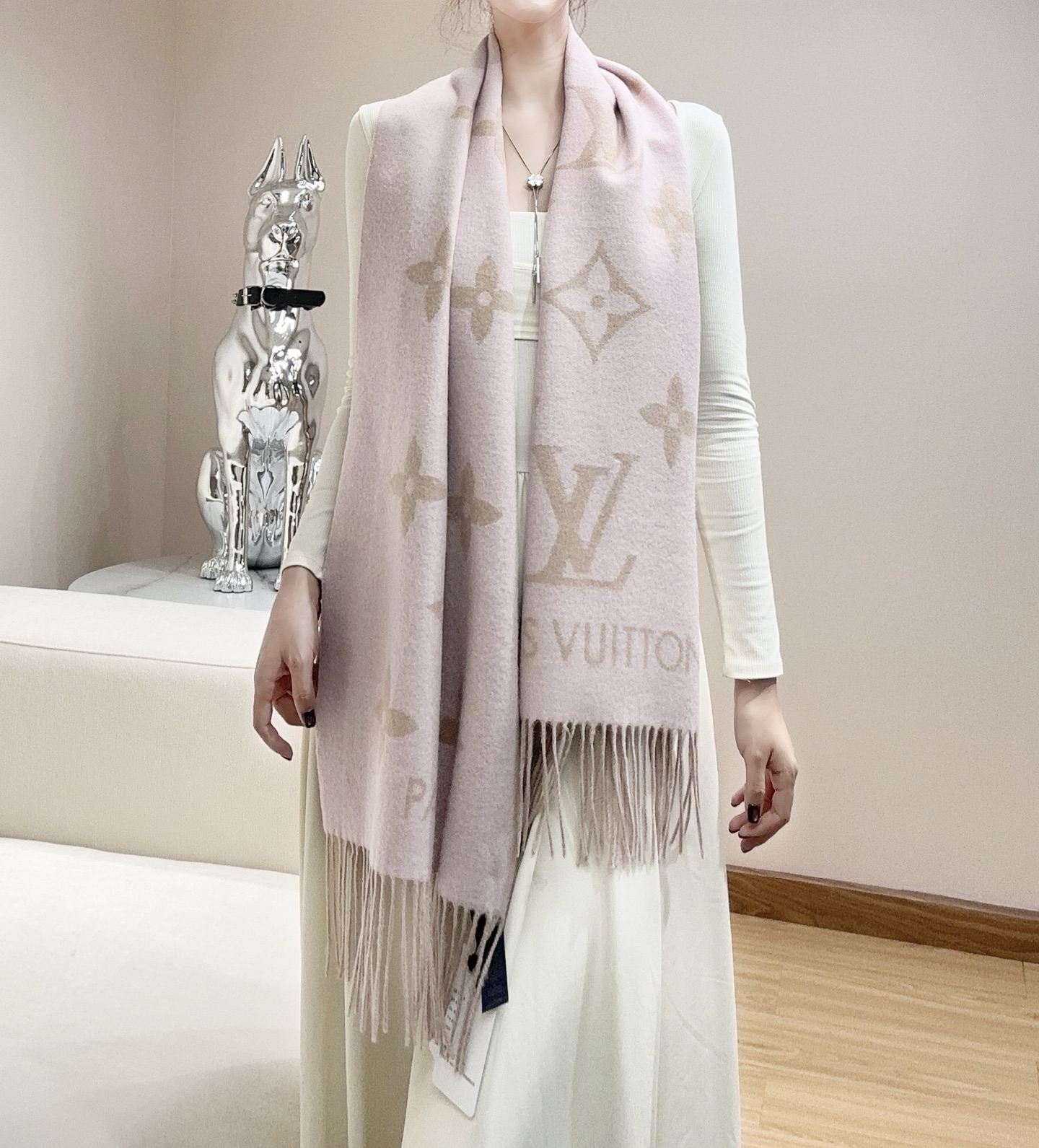 最新品质到货!每个色都有对应的编码,有带芯片,可以扫入官网!Lv驴牌 #Reykjavik 双面羊绒围巾 “可以用一辈子的围巾 永不过时的经典” 羊绒材质 一点也不扎 可以当围巾也可以当做披肩 双面异色提花 两面完全相反的颜色及图案 设计真的非常走心 一条围巾的钱戴两条围巾 绝对超值 ️ 尺寸 :190 x 45厘米 材质: 羊绒 十三个色!