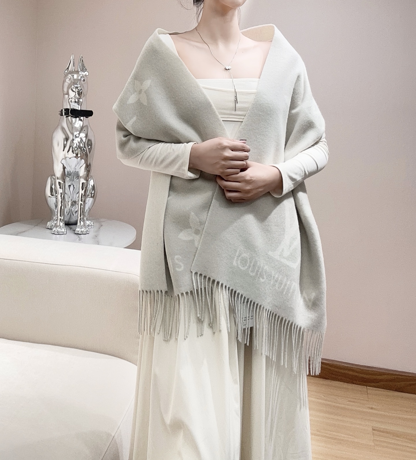 最新品质到货!每个色都有对应的编码,有带芯片,可以扫入官网!Lv驴牌 #Reykjavik 双面羊绒围巾 “可以用一辈子的围巾 永不过时的经典” 羊绒材质 一点也不扎 可以当围巾也可以当做披肩 双面异色提花 两面完全相反的颜色及图案 设计真的非常走心 一条围巾的钱戴两条围巾 绝对超值 ️ 尺寸 :190 x 45厘米 材质: 羊绒 十三个色!