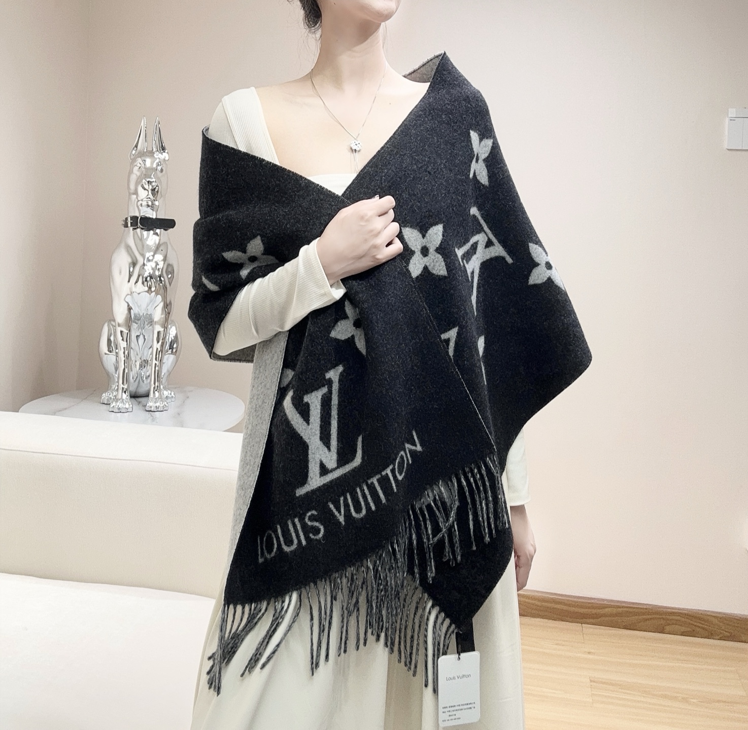 最新品质到货!每个色都有对应的编码,有带芯片,可以扫入官网!Lv驴牌 #Reykjavik 双面羊绒围巾 “可以用一辈子的围巾 永不过时的经典” 羊绒材质 一点也不扎 可以当围巾也可以当做披肩 双面异色提花 两面完全相反的颜色及图案 设计真的非常走心 一条围巾的钱戴两条围巾 绝对超值 ️ 尺寸 :190 x 45厘米 材质: 羊绒 十三个色!