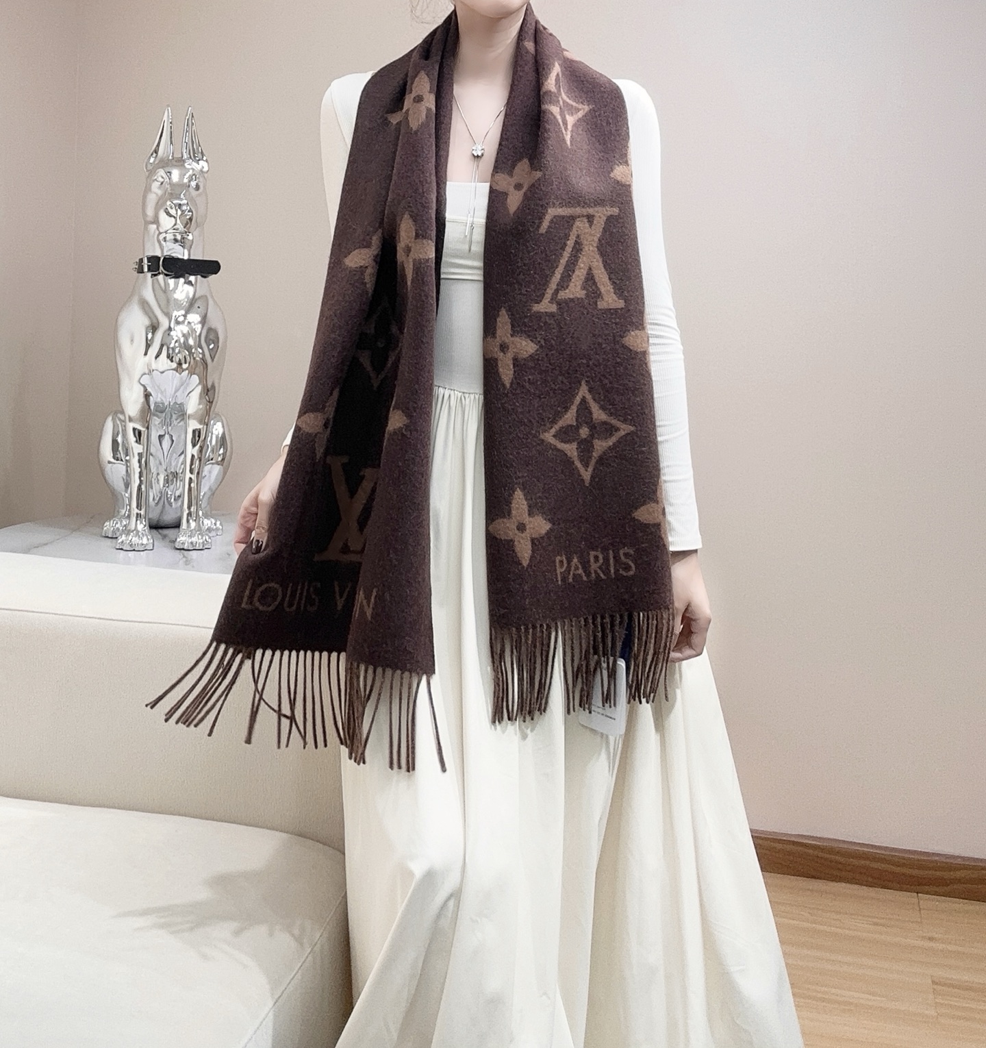 最新品质到货!每个色都有对应的编码,有带芯片,可以扫入官网!Lv驴牌 #Reykjavik 双面羊绒围巾 “可以用一辈子的围巾 永不过时的经典” 羊绒材质 一点也不扎 可以当围巾也可以当做披肩 双面异色提花 两面完全相反的颜色及图案 设计真的非常走心 一条围巾的钱戴两条围巾 绝对超值 ️ 尺寸 :190 x 45厘米 材质: 羊绒 十三个色!