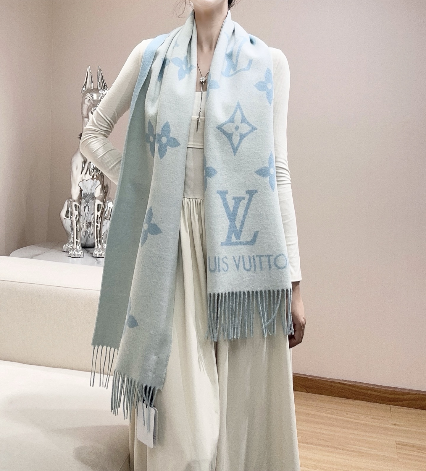 最新品质到货!每个色都有对应的编码,有带芯片,可以扫入官网!Lv驴牌 #Reykjavik 双面羊绒围巾 “可以用一辈子的围巾 永不过时的经典” 羊绒材质 一点也不扎 可以当围巾也可以当做披肩 双面异色提花 两面完全相反的颜色及图案 设计真的非常走心 一条围巾的钱戴两条围巾 绝对超值 ️ 尺寸 :190 x 45厘米 材质: 羊绒 十三个色!