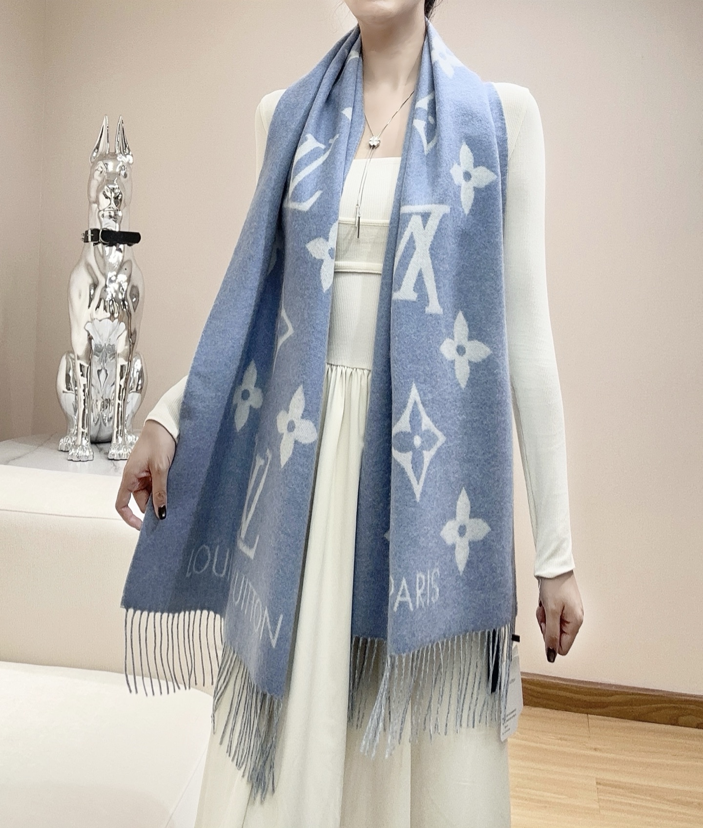 最新品质到货!每个色都有对应的编码,有带芯片,可以扫入官网!Lv驴牌 #Reykjavik 双面羊绒围巾 “可以用一辈子的围巾 永不过时的经典” 羊绒材质 一点也不扎 可以当围巾也可以当做披肩 双面异色提花 两面完全相反的颜色及图案 设计真的非常走心 一条围巾的钱戴两条围巾 绝对超值 ️ 尺寸 :190 x 45厘米 材质: 羊绒 十三个色!