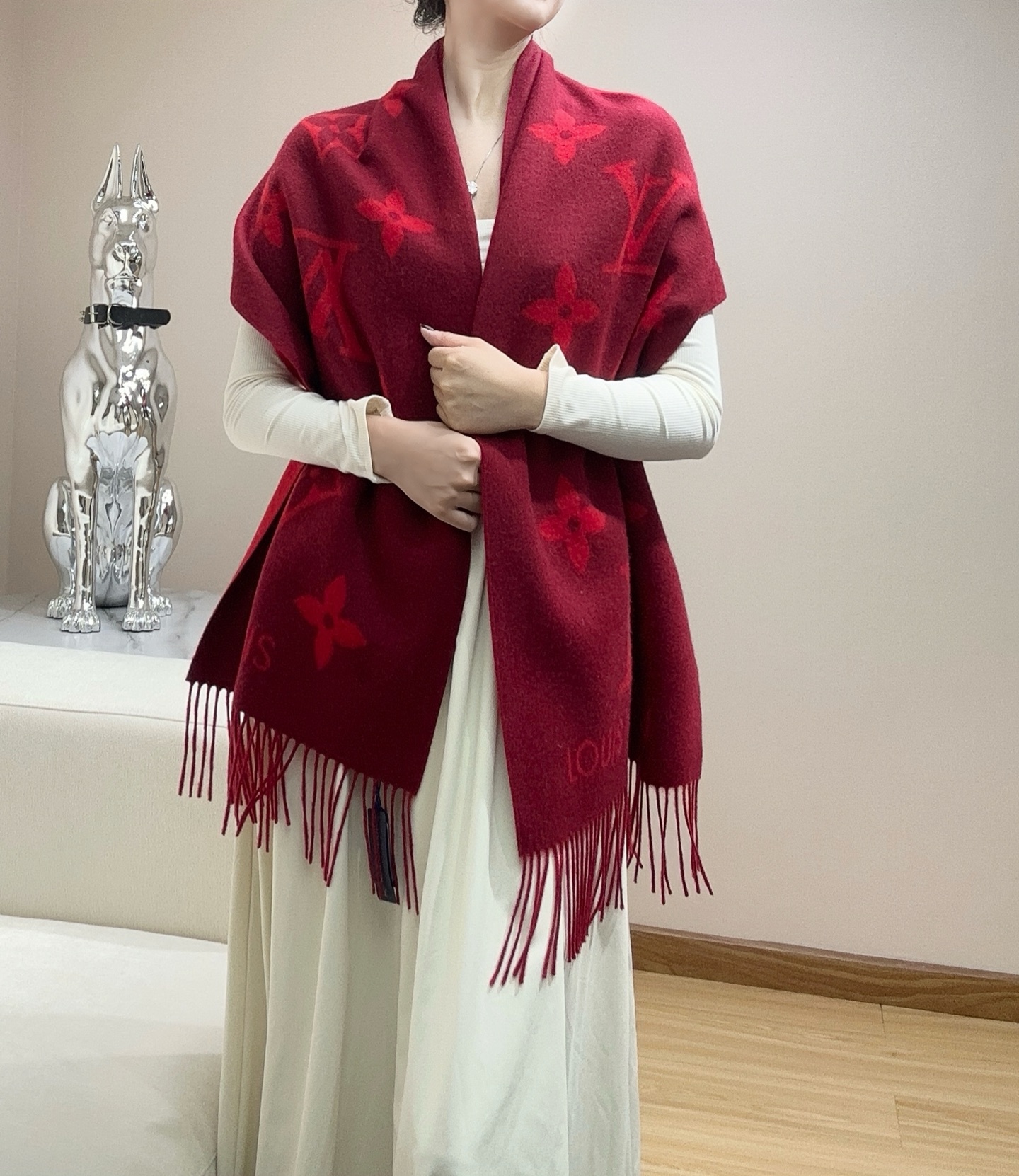 最新品质到货!每个色都有对应的编码,有带芯片,可以扫入官网!Lv驴牌 #Reykjavik 双面羊绒围巾 “可以用一辈子的围巾 永不过时的经典” 羊绒材质 一点也不扎 可以当围巾也可以当做披肩 双面异色提花 两面完全相反的颜色及图案 设计真的非常走心 一条围巾的钱戴两条围巾 绝对超值 ️ 尺寸 :190 x 45厘米 材质: 羊绒 十三个色!