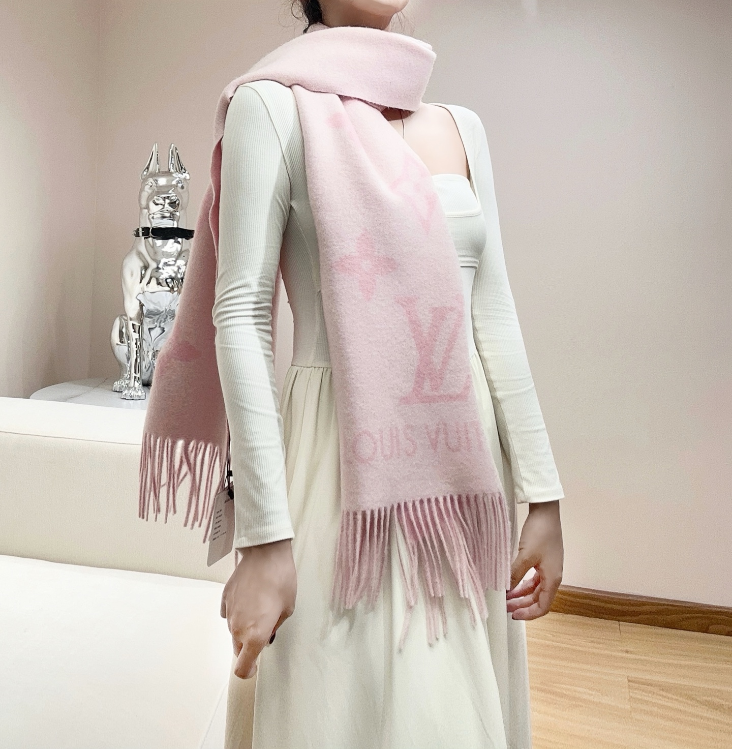 最新品质到货!每个色都有对应的编码,有带芯片,可以扫入官网!Lv驴牌 #Reykjavik 双面羊绒围巾 “可以用一辈子的围巾 永不过时的经典” 羊绒材质 一点也不扎 可以当围巾也可以当做披肩 双面异色提花 两面完全相反的颜色及图案 设计真的非常走心 一条围巾的钱戴两条围巾 绝对超值 ️ 尺寸 :190 x 45厘米 材质: 羊绒 十三个色!