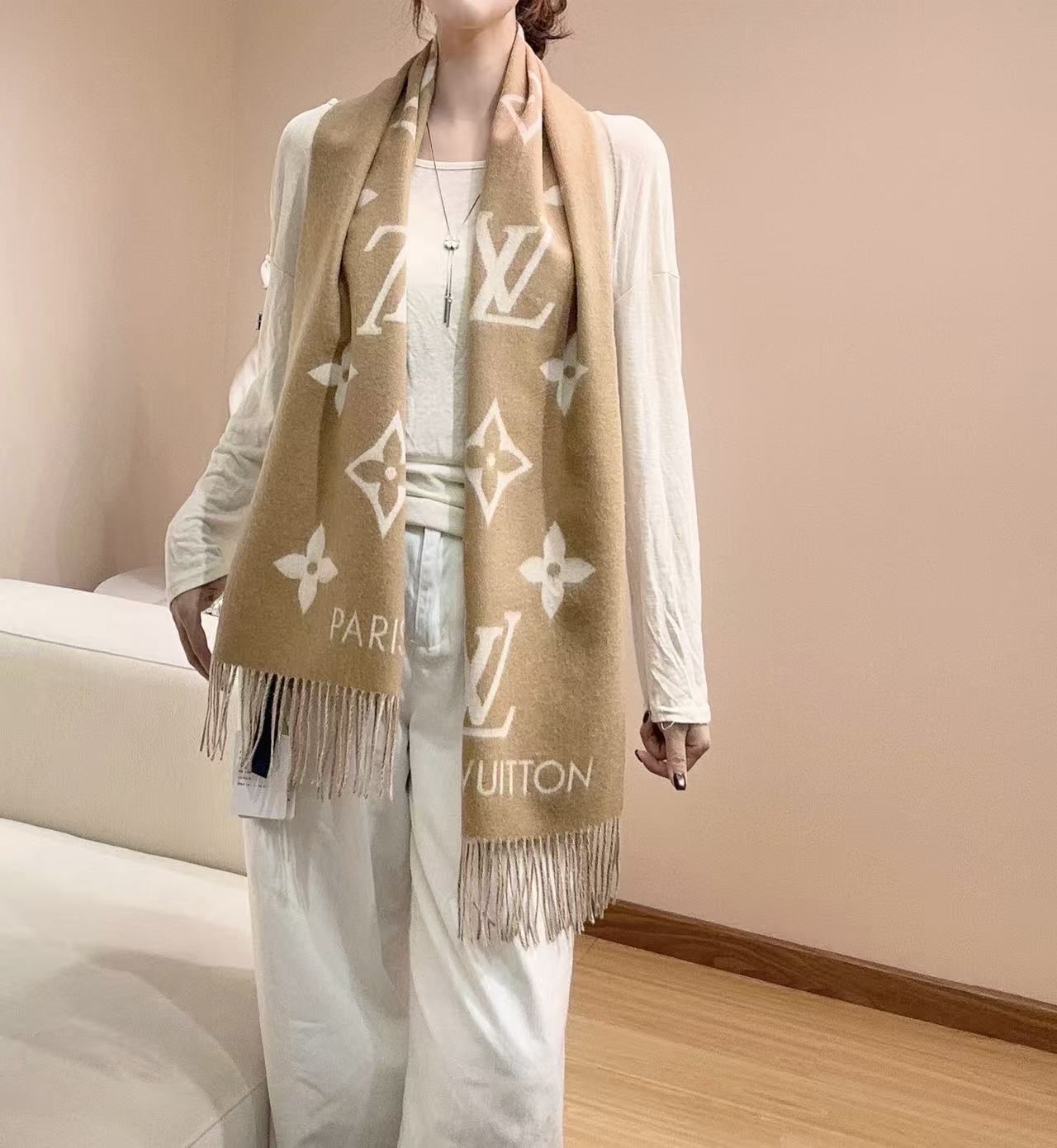 NO:554386,!  The latest quality arrived!  Each color has a corresponding code and a chip, which can be scanned into the official website!  LvDonkey Brand # Double-sided Cashmere Scarf 'A scarf that can be used for a lifetime, a timeless classic' Cashmere material is not tied at all. It can be used as a scarf or a shawl. Double-sided jacquard with different colors. Completely opposite colors and patterns on both sides. The design is really thoughtful. Two scarves for the price of one scarf. Absolutely great value. Size 190 x 45 cm. Material Cashmere, thirteen colors!  high version scarf,high version scarf,louis vuitton,louis vuitton,shawls19860909！ 最新品质到货！每个色都有对应的编码,有带芯片,可以扫入官网！Lv驴牌 # 双面羊绒围巾 “可以用一辈子的围巾 永不过时的经典” 羊绒材质 一点也不扎 可以当围巾也可以当做披肩 双面异色提花 两面完全相反的颜色及图案 设计真的非常走心 一条围巾的钱戴两条围巾 绝对超值 尺寸 190 x 45厘米 材质 羊绒 十三个色！高版本围巾,高版本围巾,louis vuitton,louis vuitton,shawls,scarf