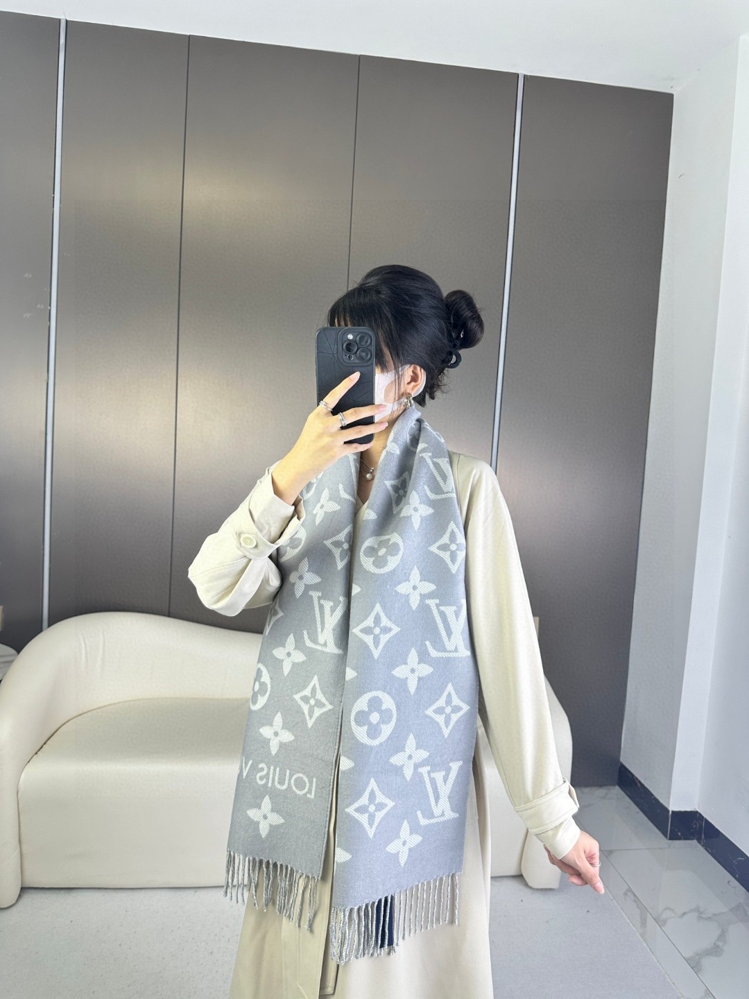 💰298▪️LV最新款不撞款❗️时髦超级有气场！！全网最高版本欢迎比对👍！！！】老花披肩有了新感觉，真的美爆了，很有质感！！【最高版本！产品编号等信息全部一致，专柜最新防伪品相！】亲妈超值价格吊打乱七八糟版本！欢迎比对~真心超值超赞！！Sim💰ly LV 围巾将全幅经典 Monogram 图案瞩目放大，阐述路易威登设计传承的同时点亮日常着装焦点，搭配纤长流苏，成就 Reykjavik 围巾和 Logomania 围巾之外的闲适之选。上身很有气场！！！绝对是最高级的气质，对着镜子无敌自恋！怎么搭都高级！！不挑人，只要你懂得驾驭老花披肩，你就会发现她日常穿搭都是非常实用的！！尺寸规格：34*180cm！100%羊毛长巾！