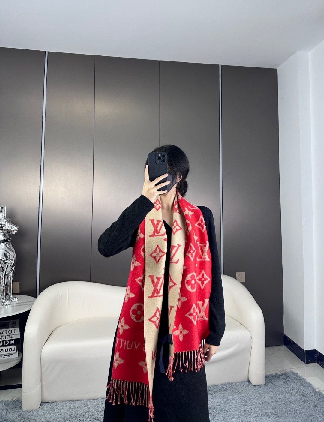 P130▪️LV最新款不撞款❗️时髦超级有气场！！全网最高版本欢迎比对👍！！！】老花披肩有了新感觉，真的美爆了，很有质感！！【最高版本！产品编号等信息全部一致，专柜最新防伪品相！】亲妈超值价格吊打乱七八糟版本！欢迎比对~真心超值超赞！！Simply LV 围巾将全幅经典 Monogram 图案瞩目放大，阐述路易威登设计传承的同时点亮日常着装焦点，搭配纤长流苏，成就 Reykjavik 围巾和 Logomania 围巾之外的闲适之选。上身很有气场！！！绝对是最高级的气质，对着镜子无敌自恋！怎么搭都高级！！不挑人，只要你懂得驾驭老花披肩，你就会发现她日常穿搭都是非常实用的！！尺寸规格：34*180cm！100%羊毛长巾！P150   赠送图片专柜同款包装！▪️LV最新款不撞款❗️时髦超级有气场！！全网最高版本欢迎比对👍！！！】老花披肩有了新感觉，真的美爆了，很有质感！！【最高版本！产品编号等信息全部一致，专柜最新防伪品相！】亲妈超值价格吊打乱七八糟版本！欢迎比对~真心超值超赞！！Simply LV 围巾将全幅经典 Monogram 图案瞩目放大，阐述路易威登设计传承的同时点亮日常着装焦点，搭配纤长流苏，成就 Reykjavik 围巾和 Logomania 围巾之外的闲适之选。上身很有气场！！！绝对是最高级的气质，对着镜子无敌自恋！怎么搭都高级！！不挑人，只要你懂得驾驭老花披肩，你就会发现她日常穿搭都是非常实用的！！尺寸规格：34*180cm！100%羊毛长巾！