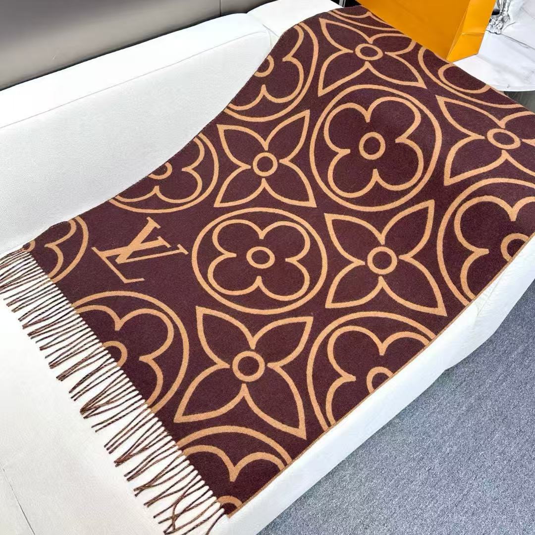 🆕LV In Bloom 围巾以宽幅尺寸呈现大号 Monogram 花卉，讲述繁复主义的视觉理念。毛绒混