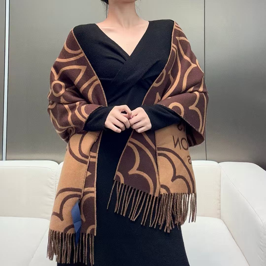 🆕LV In Bloom 围巾以宽幅尺寸呈现大号 Monogram 花卉，讲述繁复主义的视觉理念。毛绒混