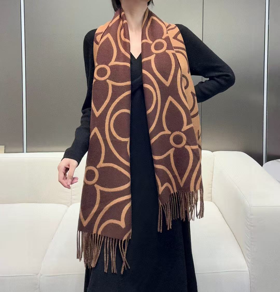 🆕LV In Bloom 围巾以宽幅尺寸呈现大号 Monogram 花卉，讲述繁复主义的视觉理念。毛绒混