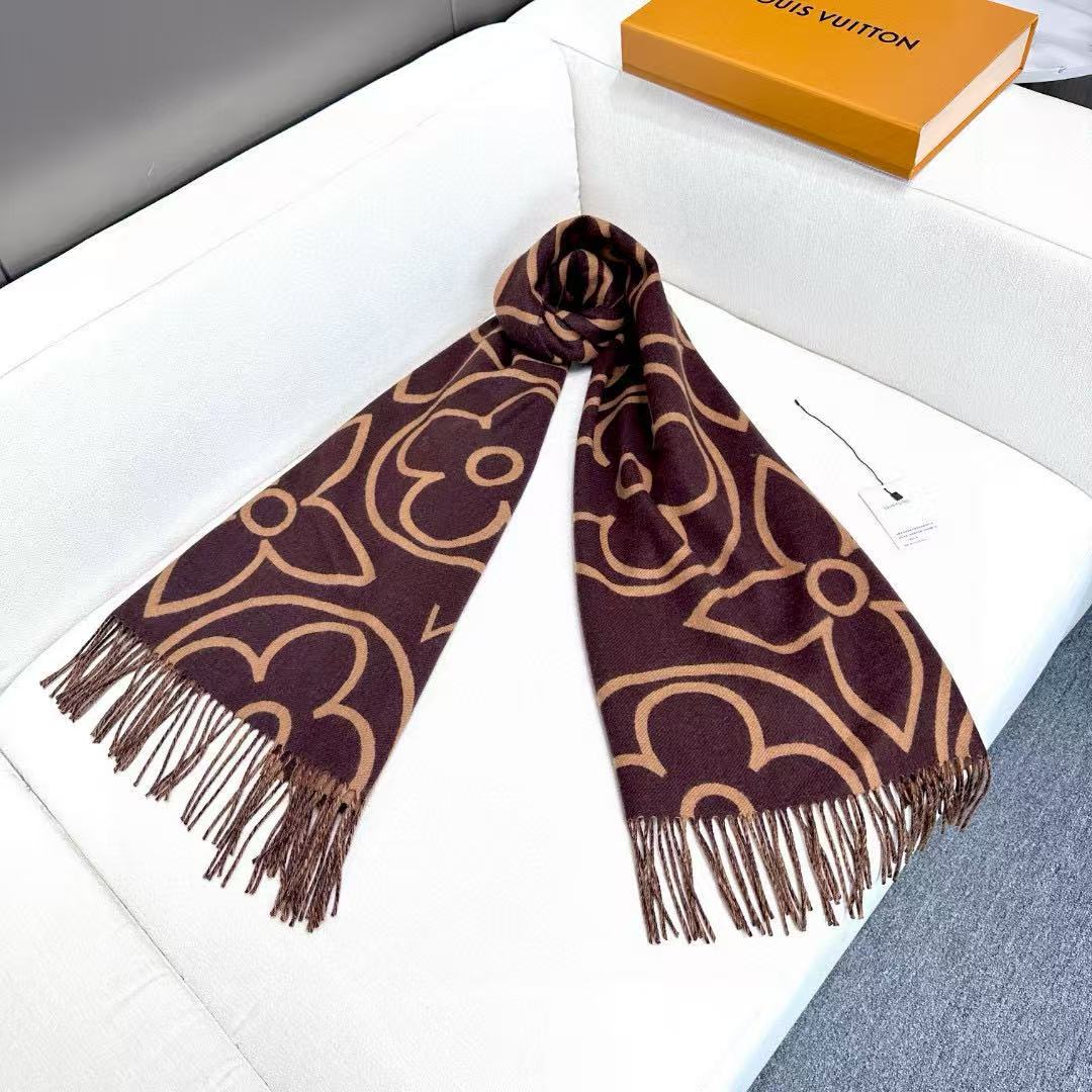 🆕LV In Bloom 围巾以宽幅尺寸呈现大号 Monogram 花卉，讲述繁复主义的视觉理念。毛绒混