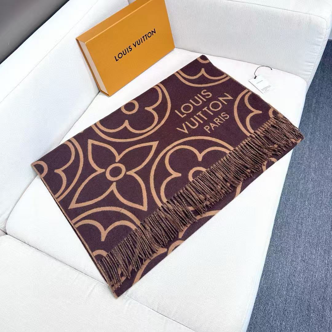 🆕LV In Bloom 围巾以宽幅尺寸呈现大号 Monogram 花卉，讲述繁复主义的视觉理念。毛绒混