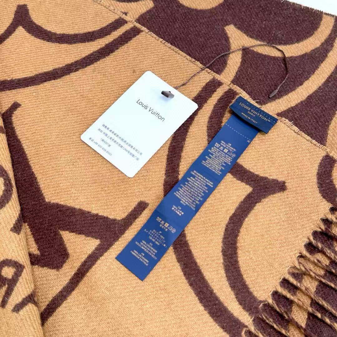 🆕LV In Bloom 围巾以宽幅尺寸呈现大号 Monogram 花卉，讲述繁复主义的视觉理念。毛绒混