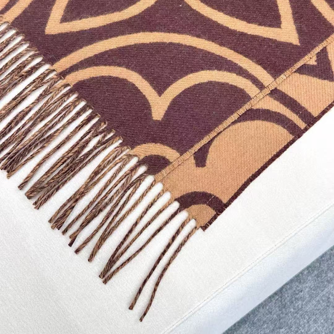 🆕LV In Bloom 围巾以宽幅尺寸呈现大号 Monogram 花卉，讲述繁复主义的视觉理念。毛绒混