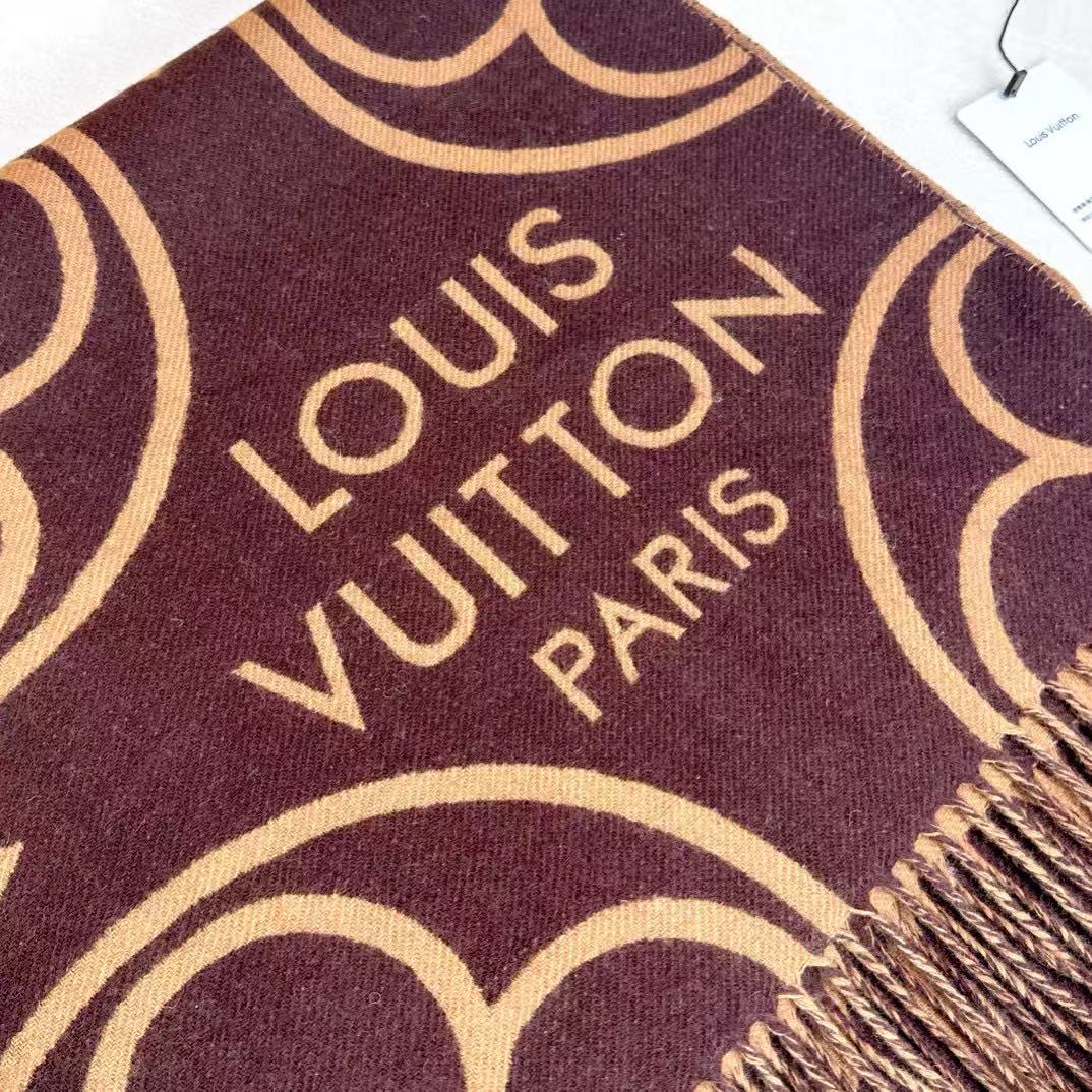 🆕LV In Bloom 围巾以宽幅尺寸呈现大号 Monogram 花卉，讲述繁复主义的视觉理念。毛绒混