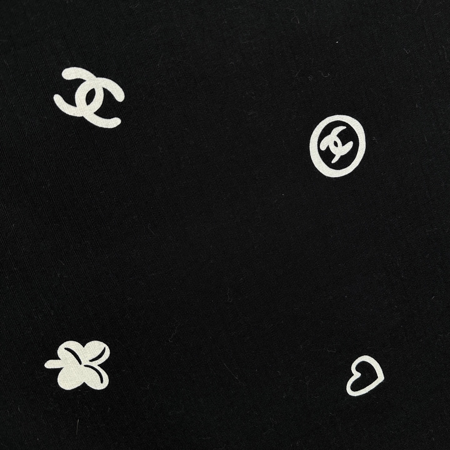 Chanel 15。~新款【140顶级丝毛双面同色印花】由各种香水瓶、山茶花、双C等香家原素组合而成极简