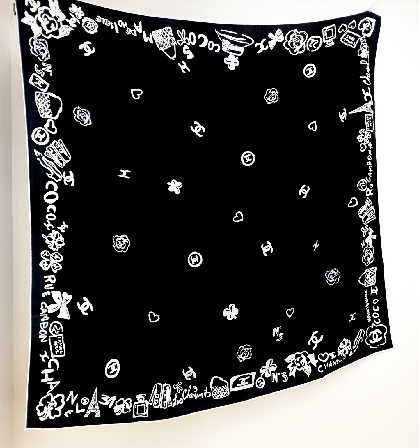 Chanel 15。~新款【140顶级丝毛双面同色印花】由各种香水瓶、山茶花、双C等香家原素组合而成极简