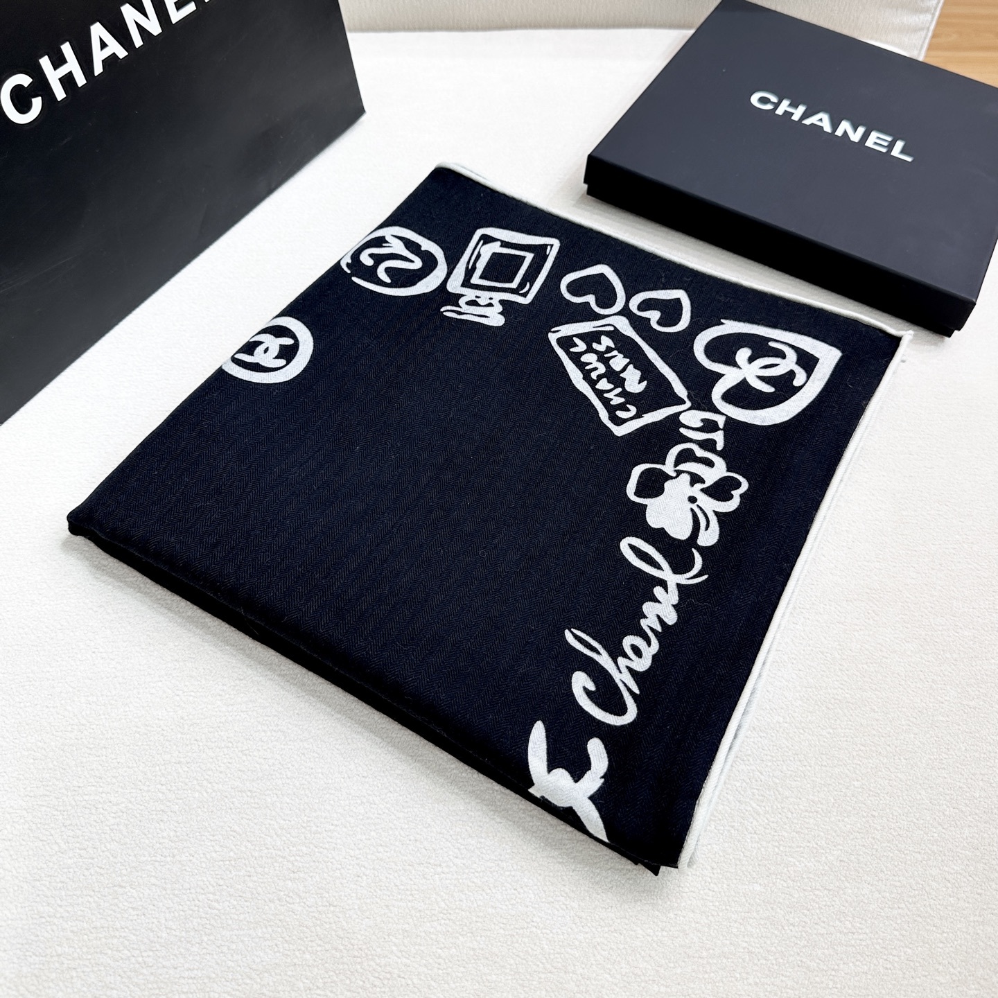 Chanel 15。~新款【140顶级丝毛双面同色印花】由各种香水瓶、山茶花、双C等香家原素组合而成极简