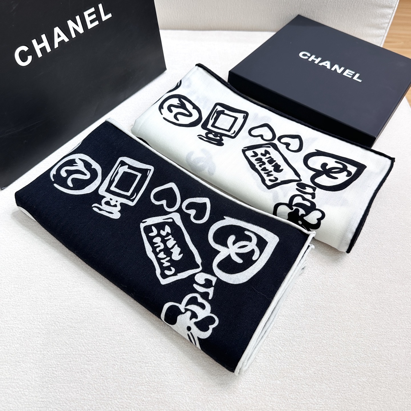 Chanel 15。~新款【140顶级丝毛双面同色印花】由各种香水瓶、山茶花、双C等香家原素组合而成极简