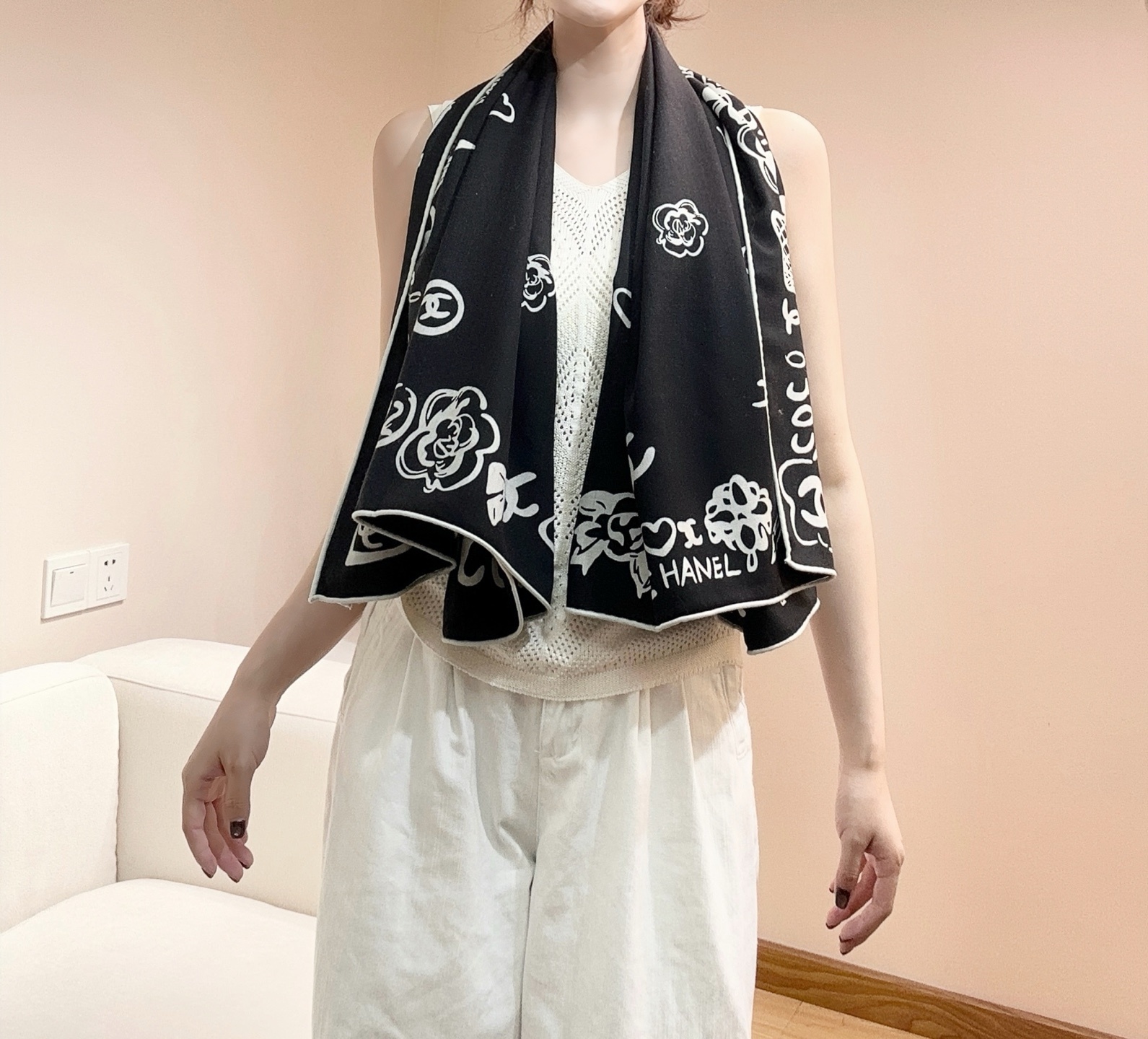 Chanel 15。~新款【140顶级丝毛双面同色印花】由各种香水瓶、山茶花、双C等香家原素组合而成极简