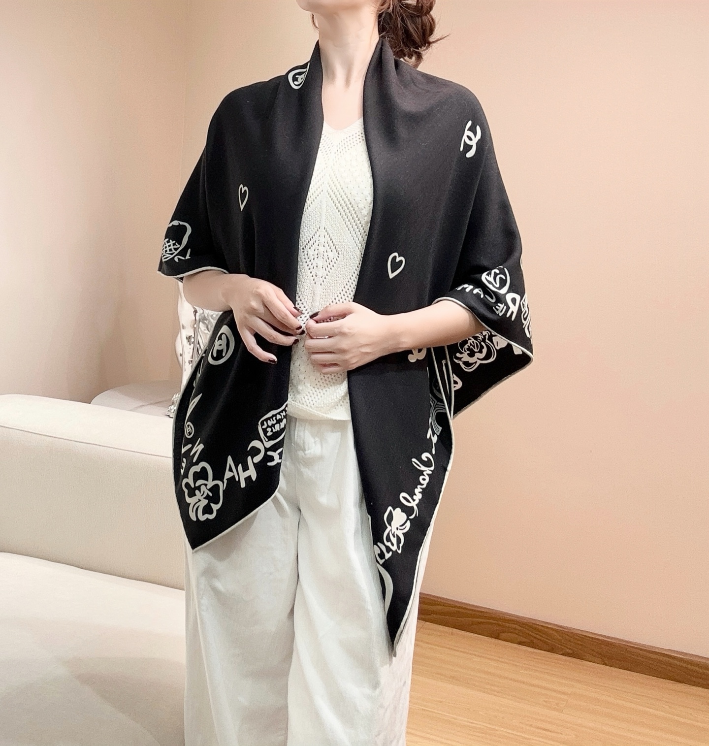 Chanel 15。~新款【140顶级丝毛双面同色印花】由各种香水瓶、山茶花、双C等香家原素组合而成极简