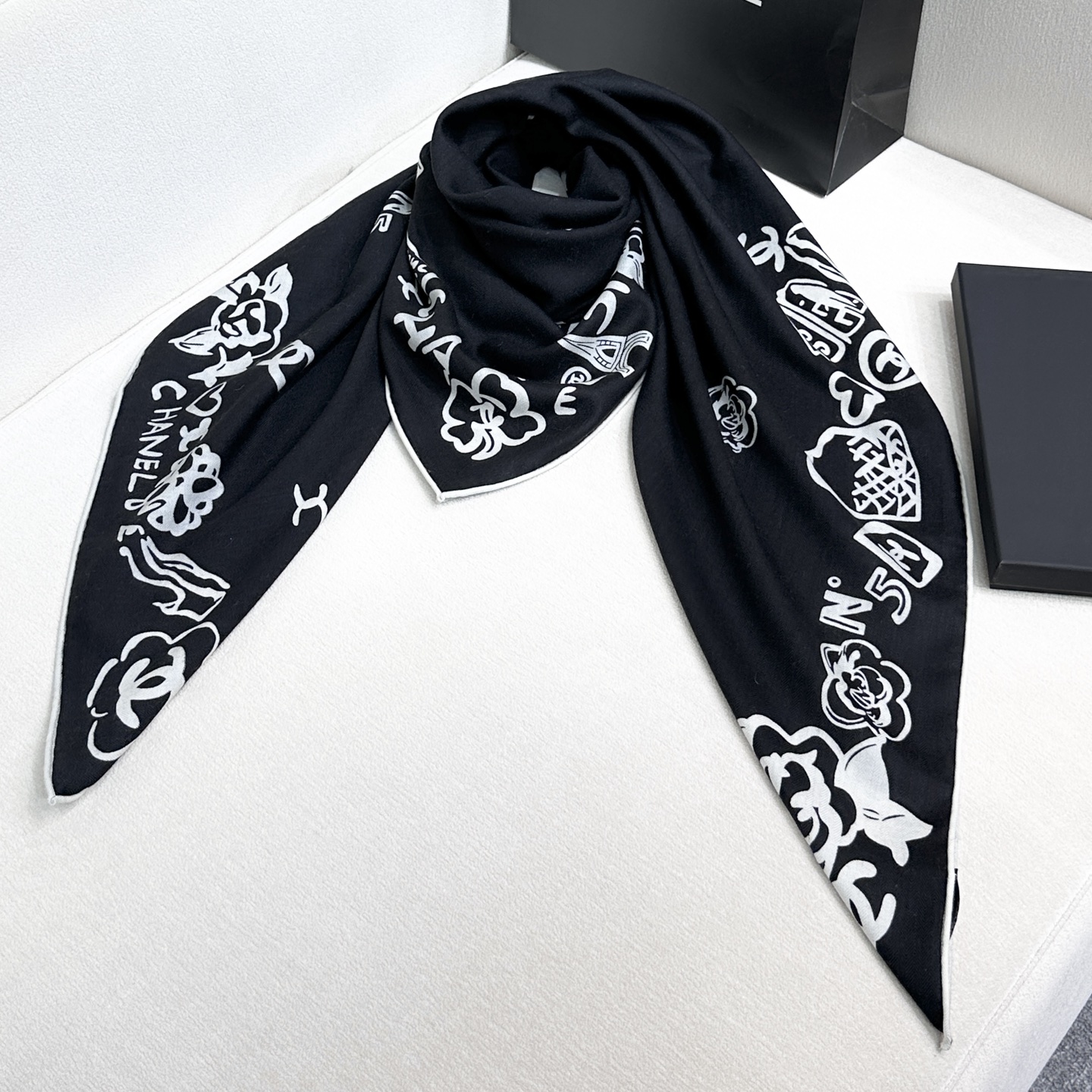 Chanel 15。~新款【140顶级丝毛双面同色印花】由各种香水瓶、山茶花、双C等香家原素组合而成极简