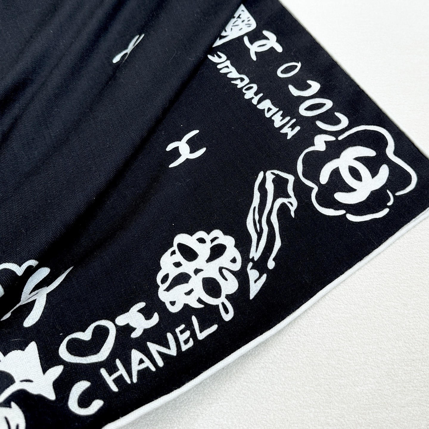 Chanel 15。~新款【140顶级丝毛双面同色印花】由各种香水瓶、山茶花、双C等香家原素组合而成极简