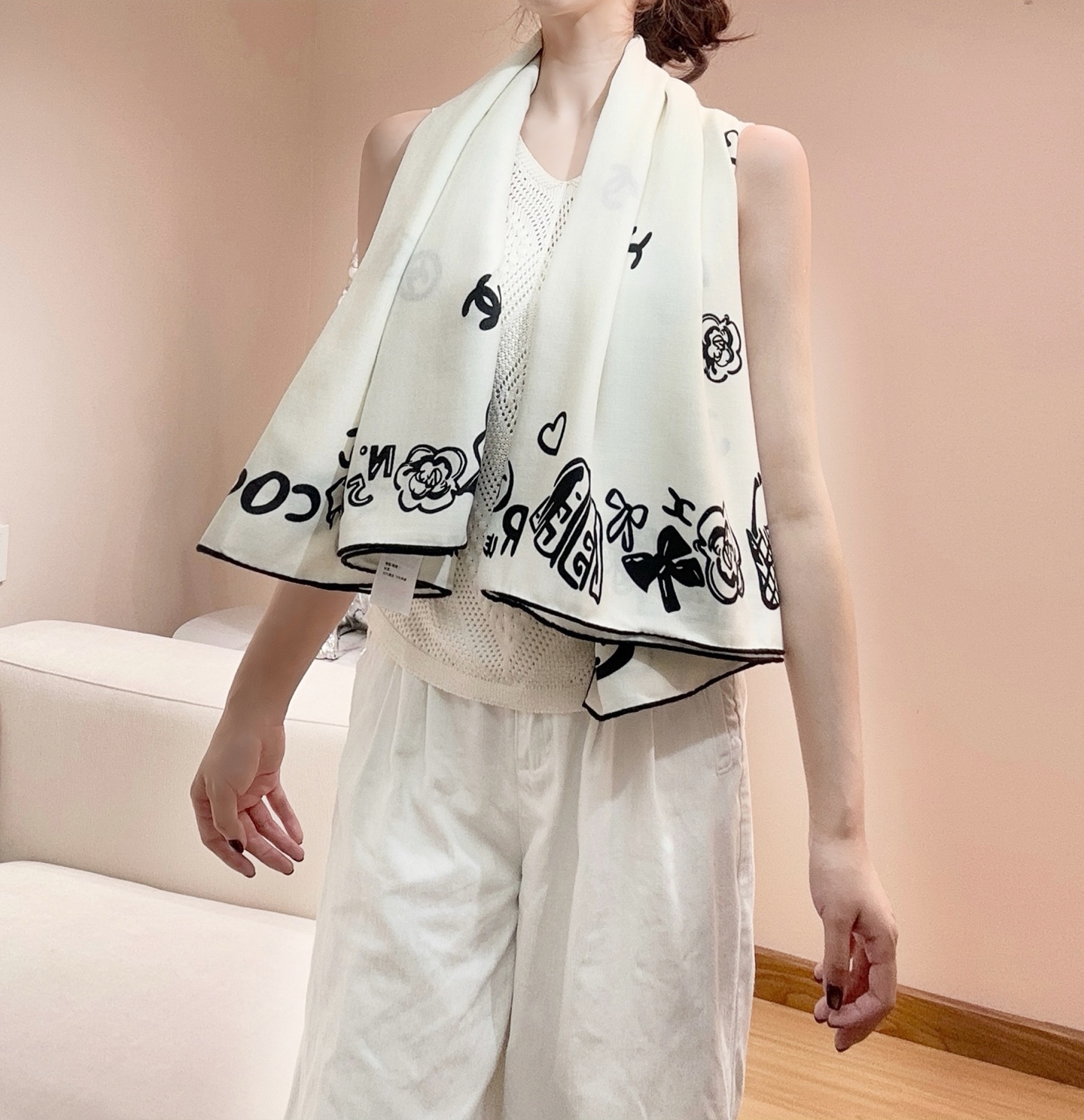 Chanel 15。~新款【140顶级丝毛双面同色印花】由各种香水瓶、山茶花、双C等香家原素组合而成极简