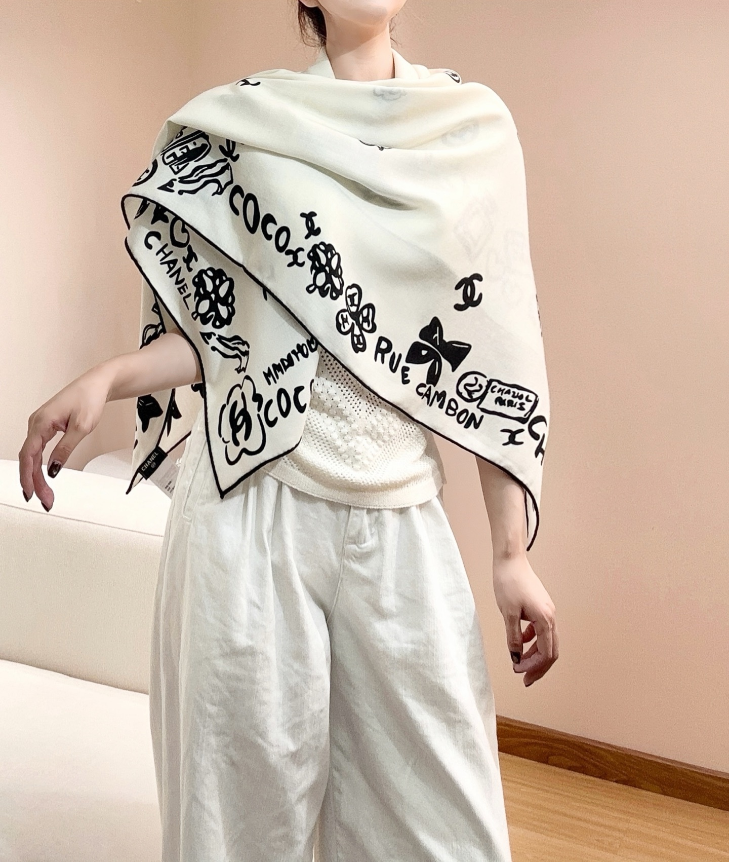 Chanel 15。~新款【140顶级丝毛双面同色印花】由各种香水瓶、山茶花、双C等香家原素组合而成极简