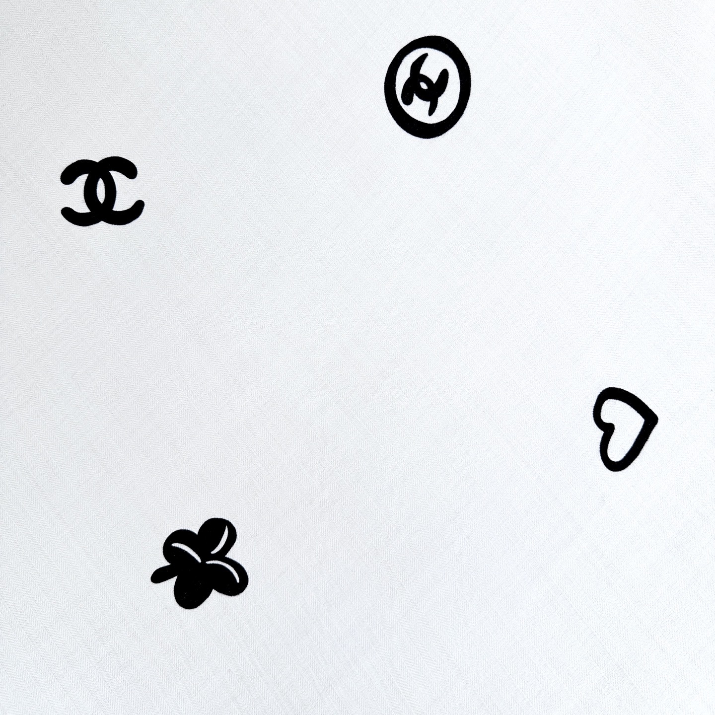 Chanel 15。~新款【140顶级丝毛双面同色印花】由各种香水瓶、山茶花、双C等香家原素组合而成极简